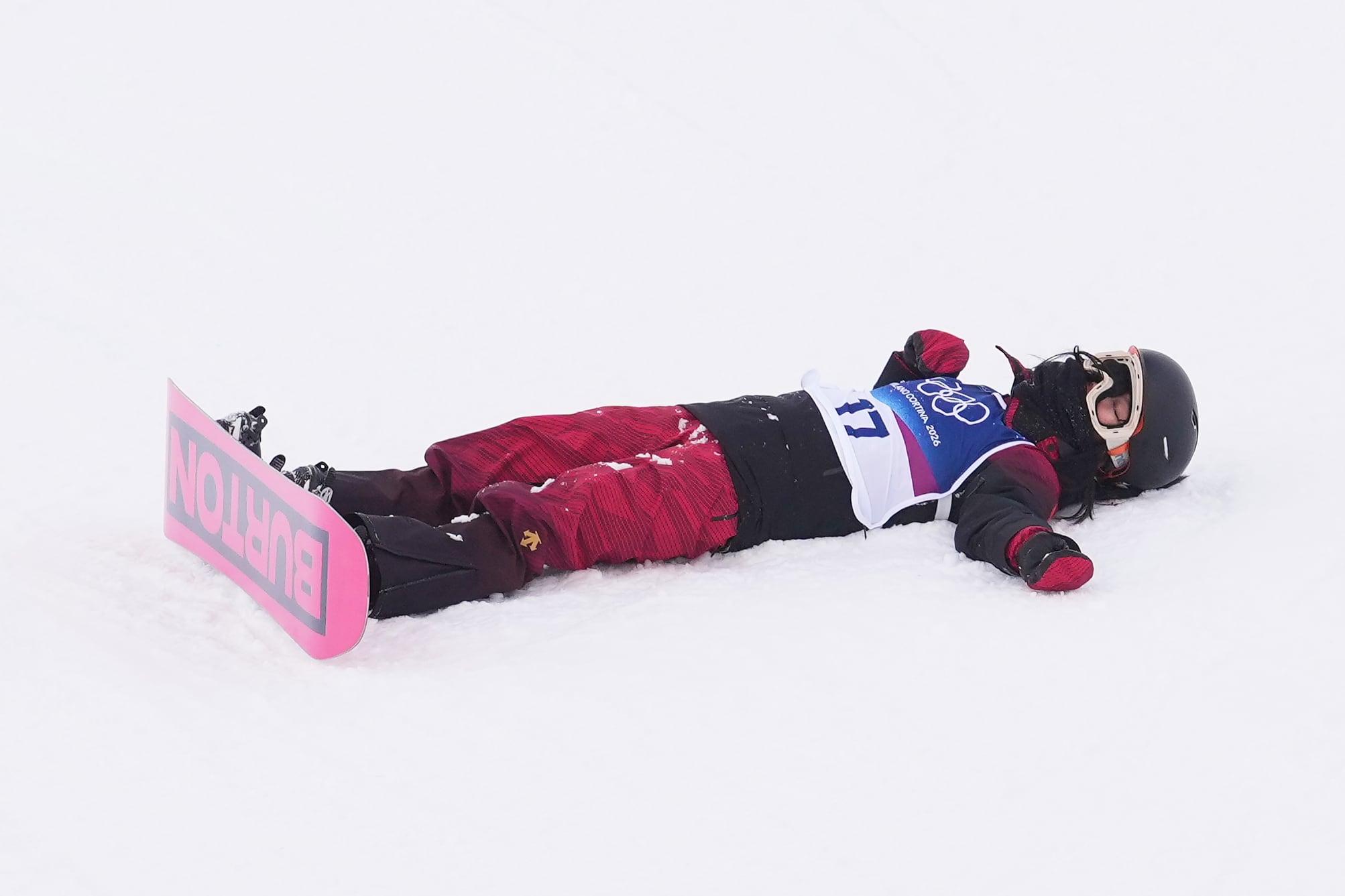 El accidente de Liu Jiayu generó preocupación entre atletas y espectadores en la pista de Valtellina (AP)