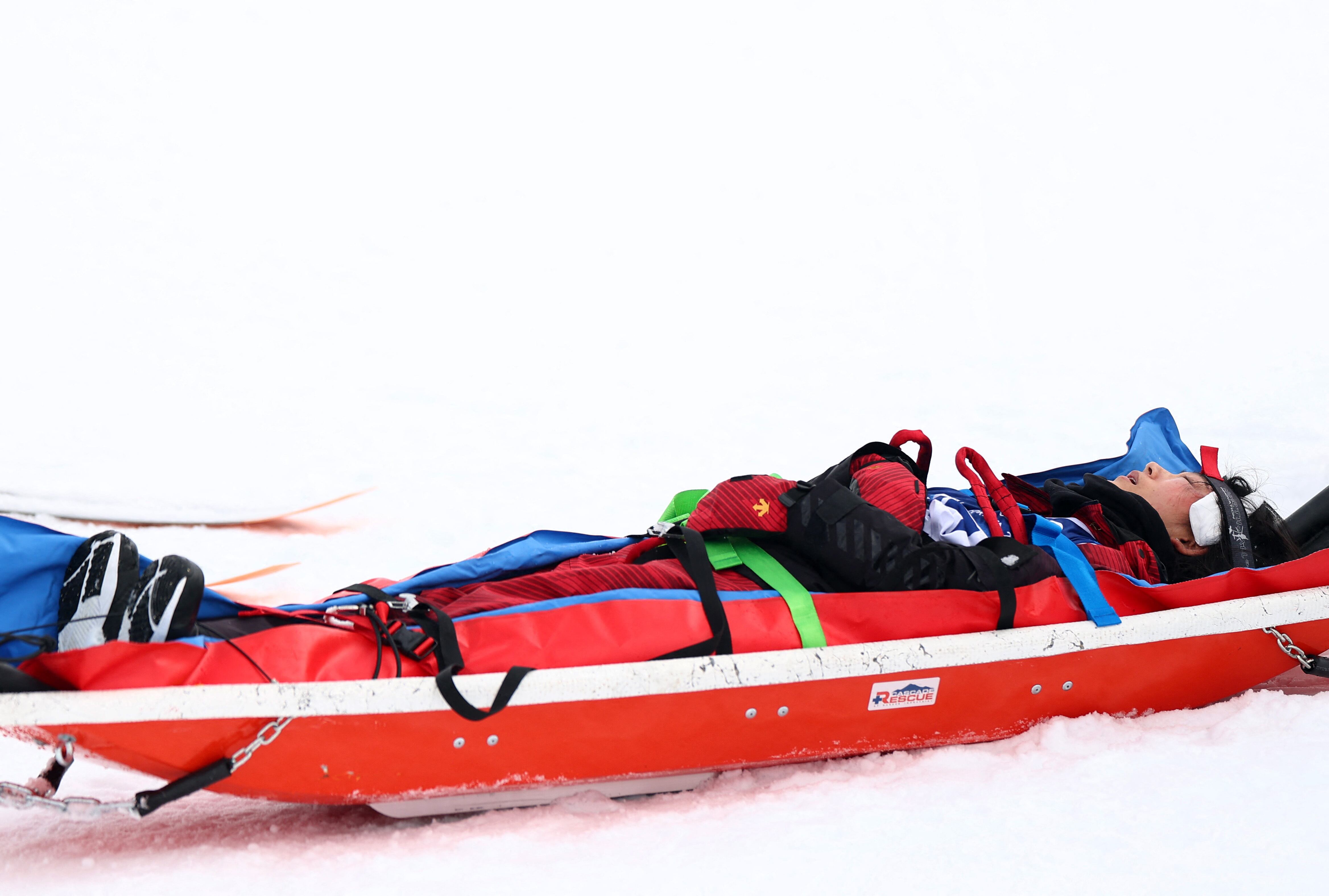 El equipo médico intervino tras la caída sufrida por la snowboarder durante la segunda manga (Reuters)