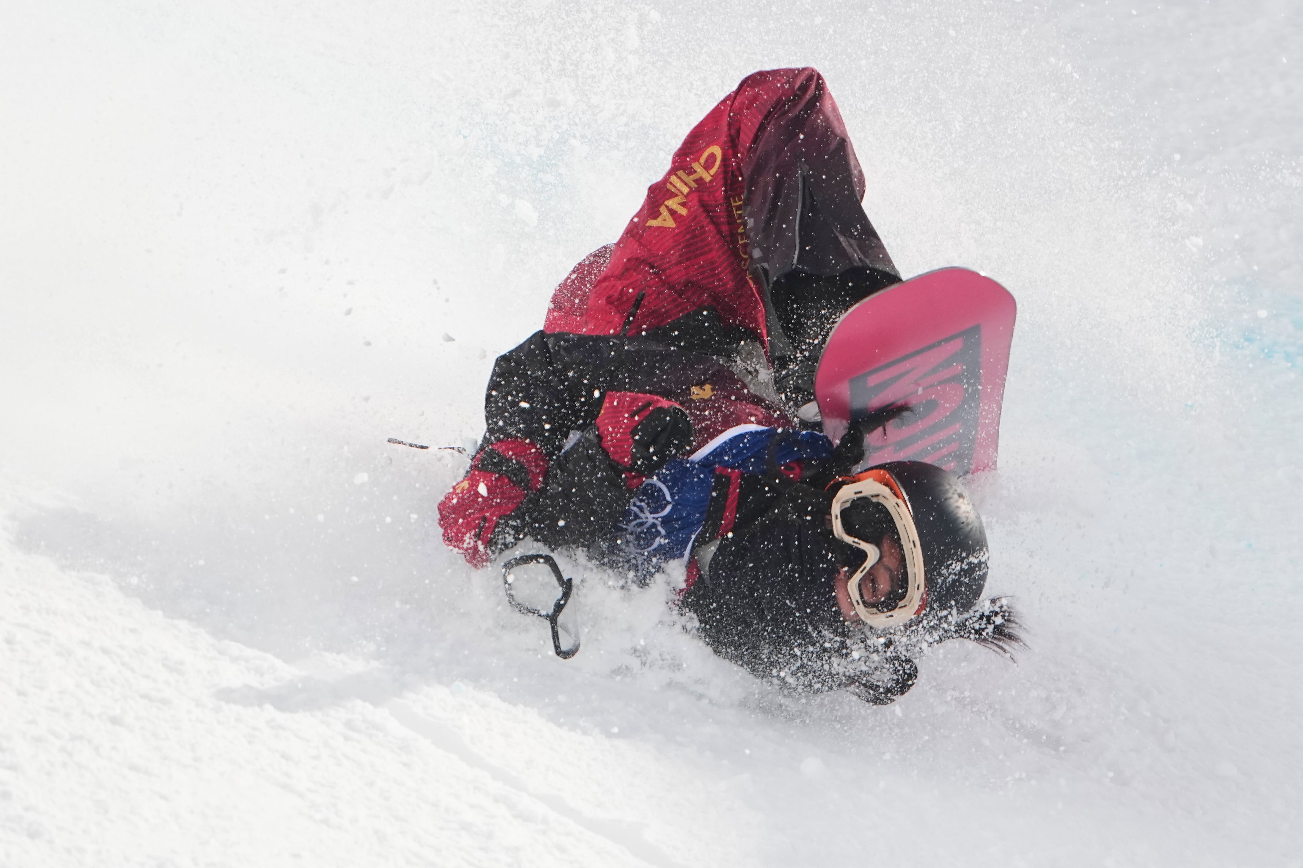 La atleta sufrió una escalofriante caída (AP)