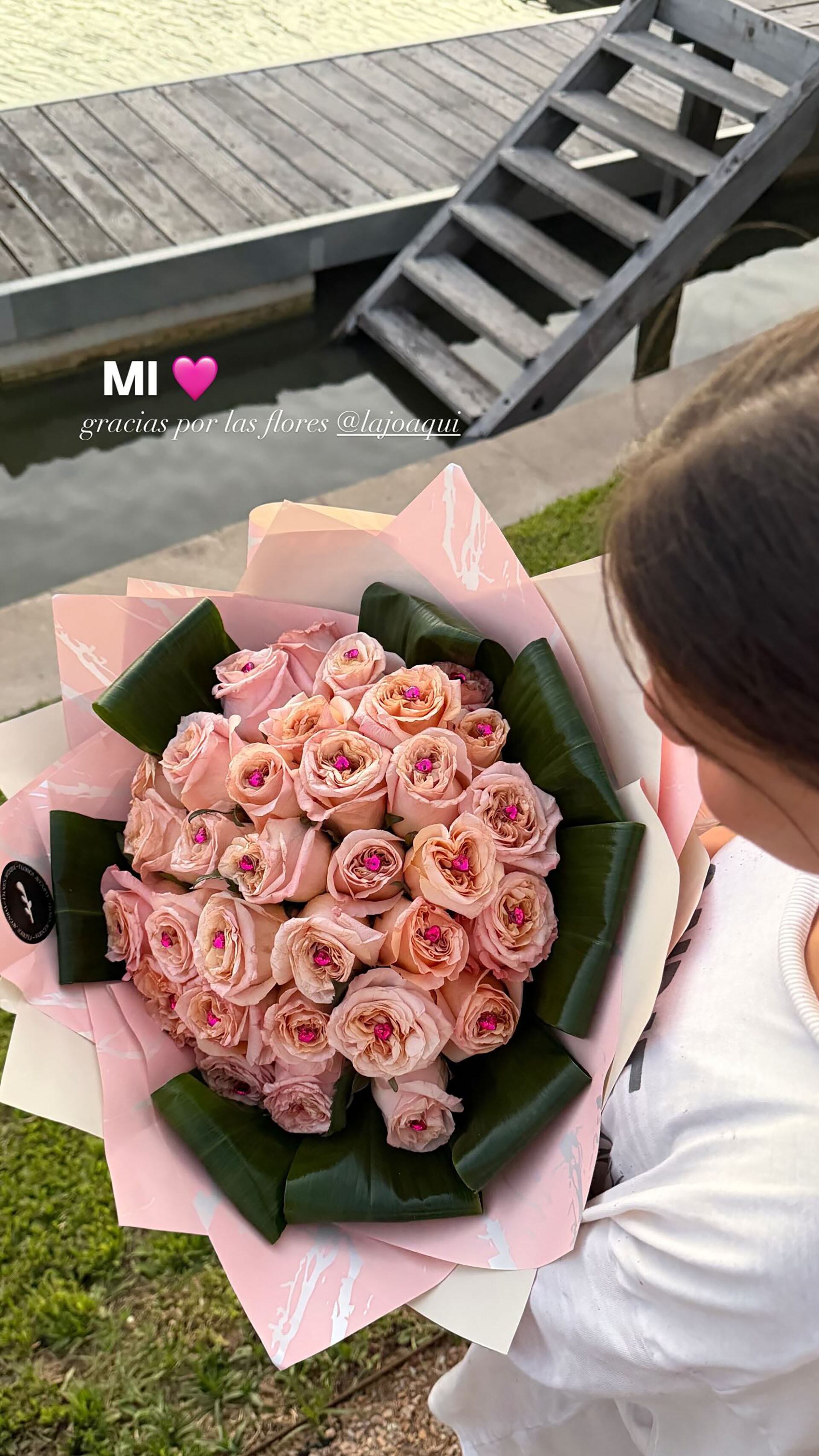 Francisca sostiene un ramo de rosas rosa pálido, regalo de La Joaqui (Instagram)