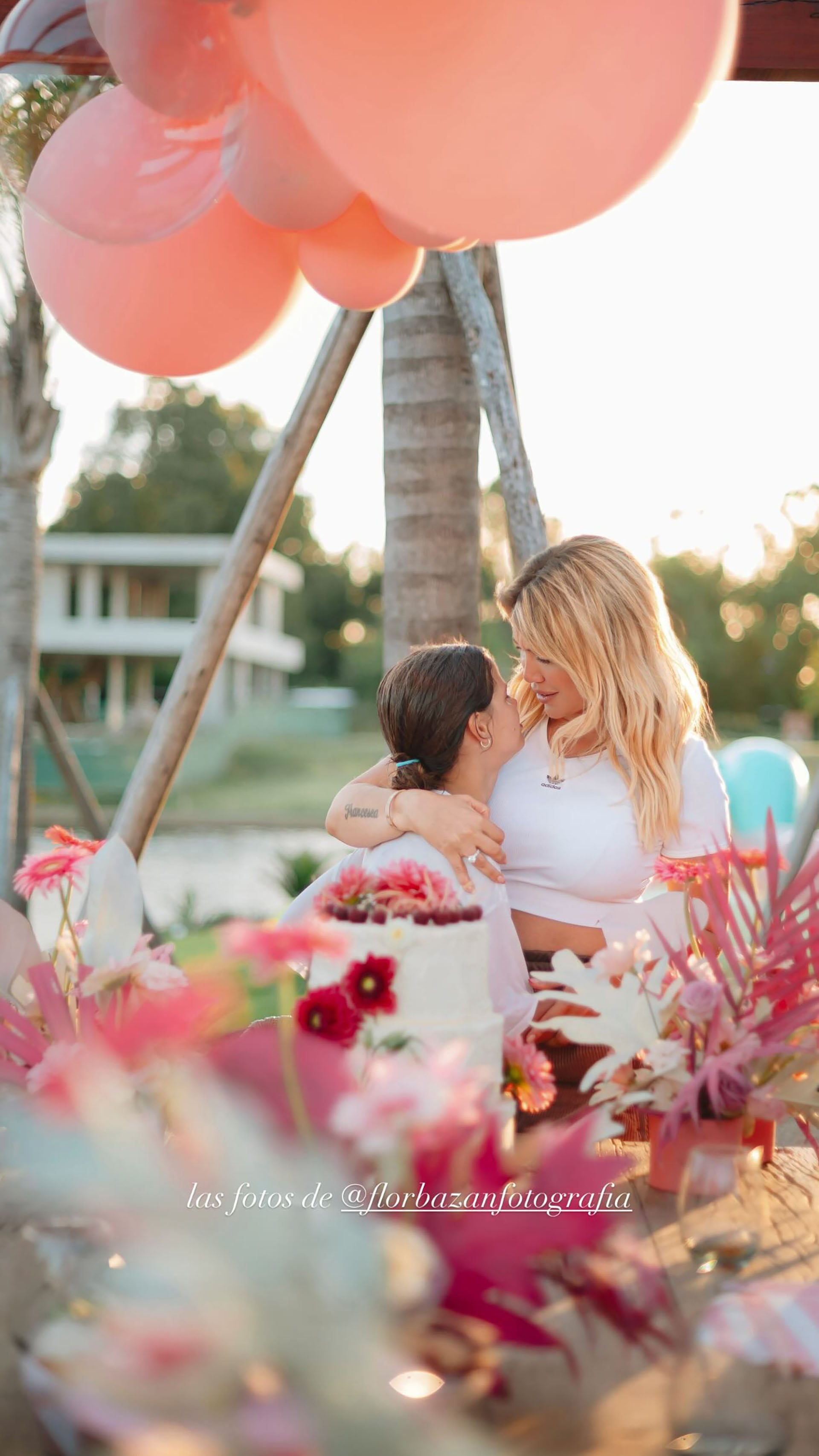Wanda Nara y Francisca comparten un momento frente a la torta, rodeadas de flores (Instagram)