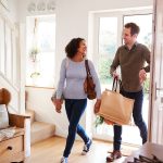 Las parejas son más felices cuando ven a su pareja como un ahorrador, según un estudio