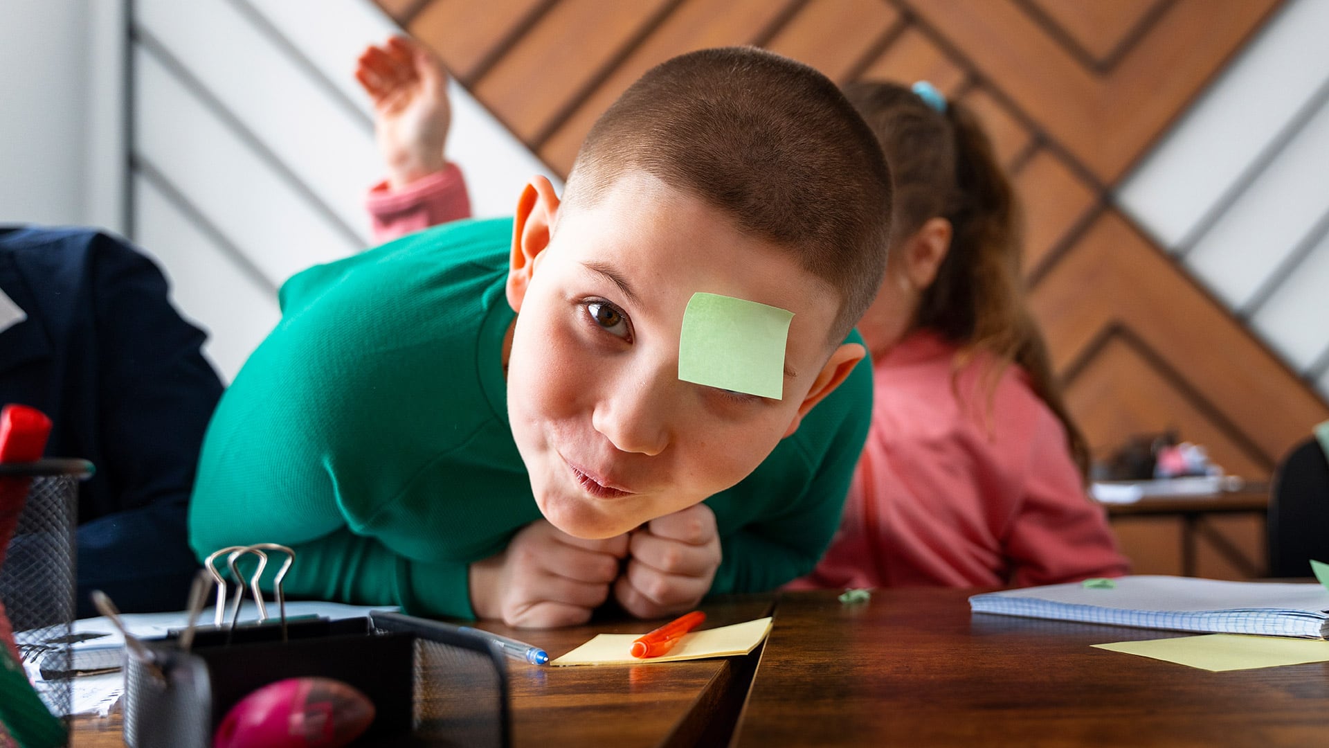 Los principales síntomas del TDAH incluyen distracción frecuente, inquietud física constante, dificultades en la organización y pérdida de objetos escolares (Freepik)