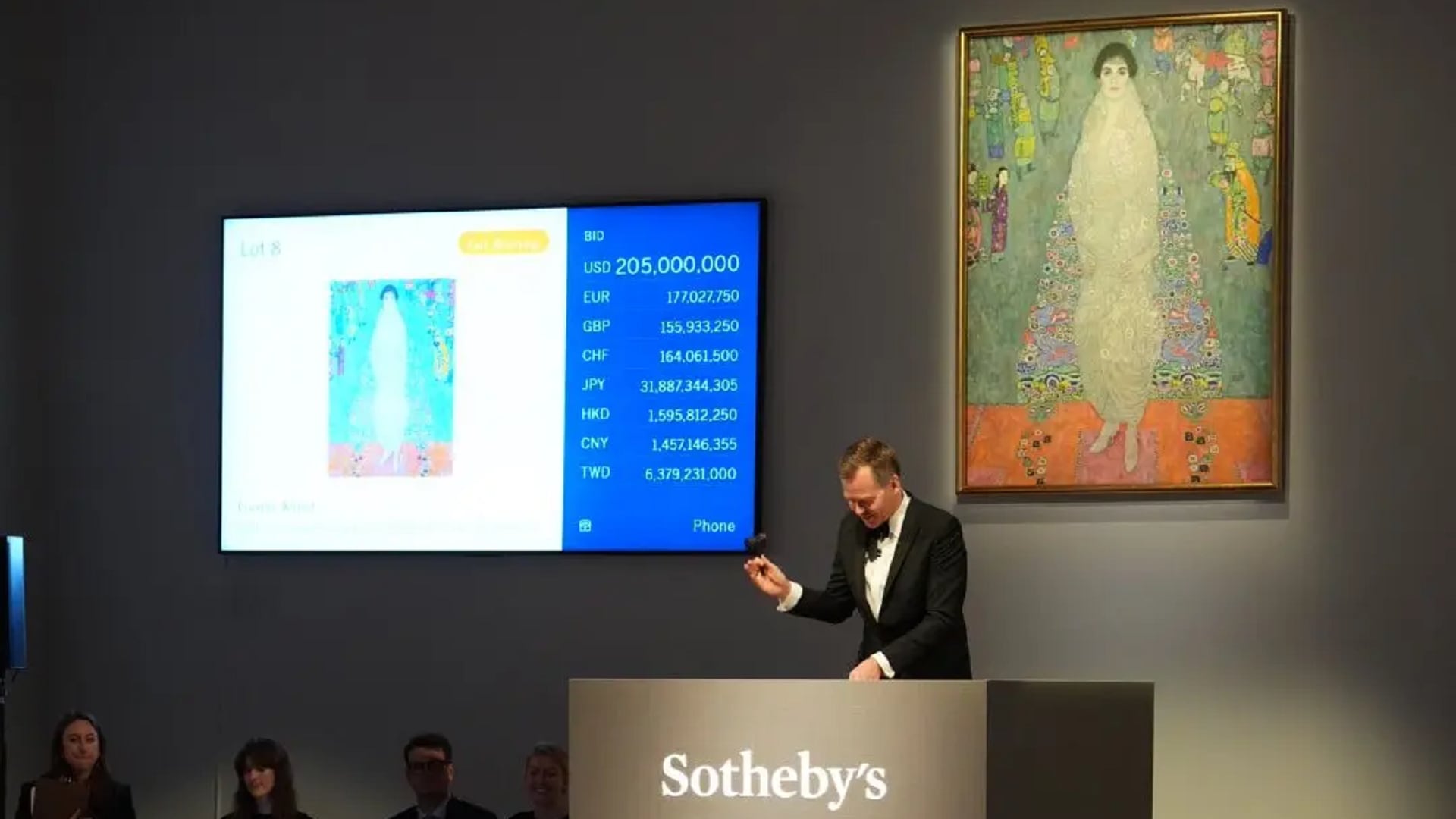 El subastador de Sotheby's, Oliver Barker, cierra la puja final por un retrato de Elisabeth Lederer realizado por Klimt (Crédito: Tony Cenicola / The New York Times)