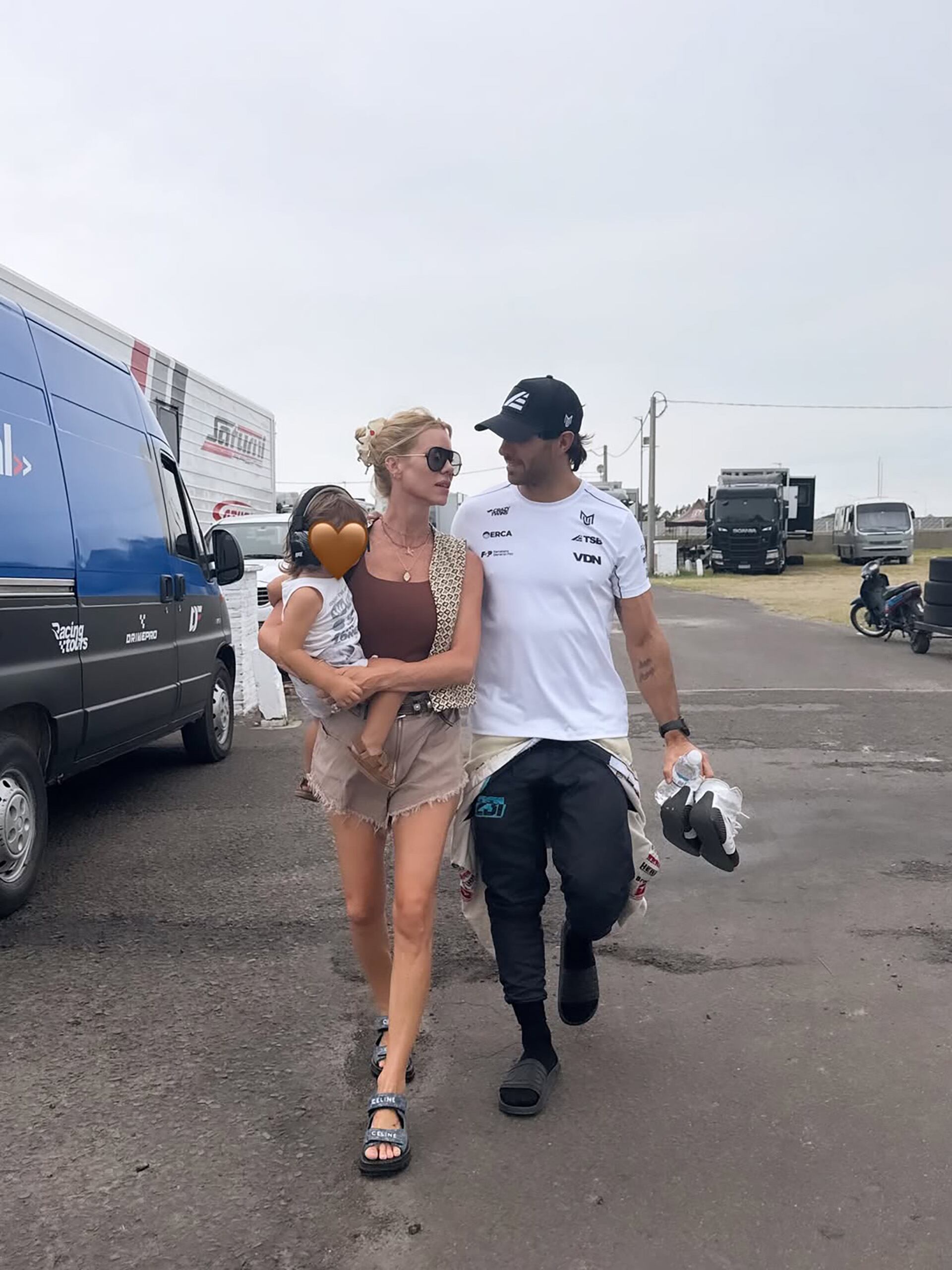 Nicole Neumann, Manu Urcera y Cruz caminando por el paddock en la previa a la primera carrera del año