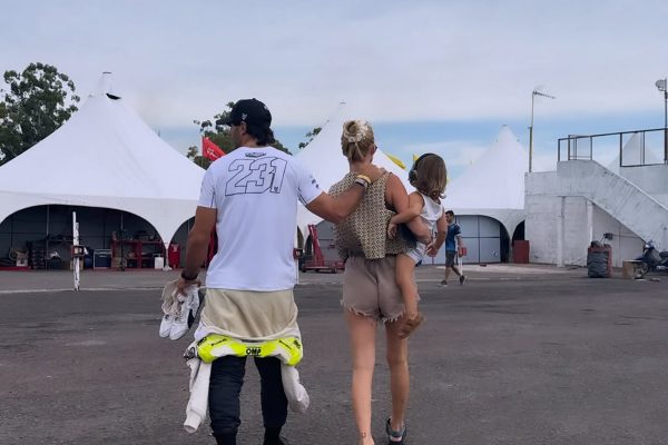 Las travesuras del hijo de Nicole Neumann y Manu Urcera en el autódromo de Paraná: “El galán de las carreras”