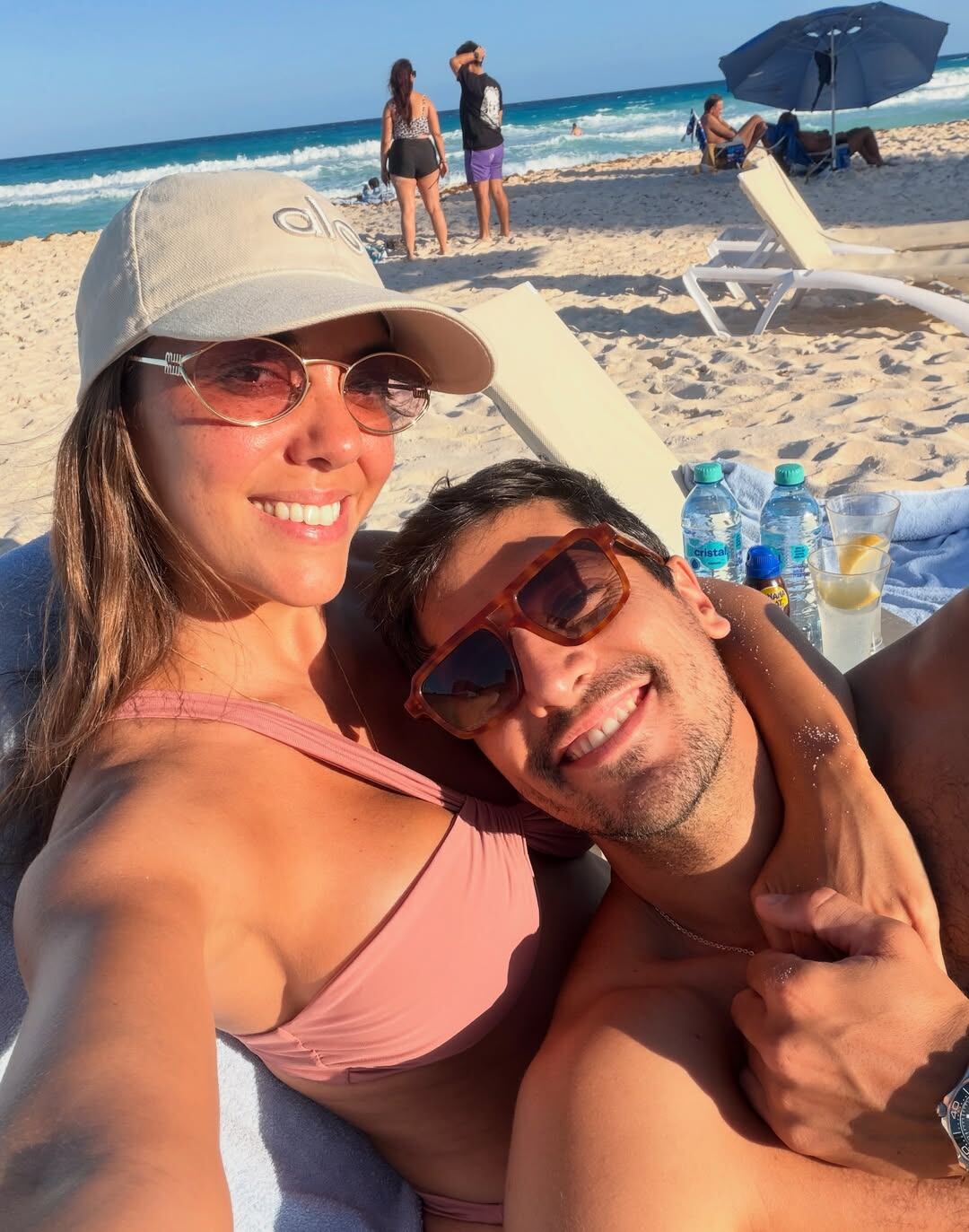Floppy y Salvador posan sonrientes y relajados en una idílica playa
