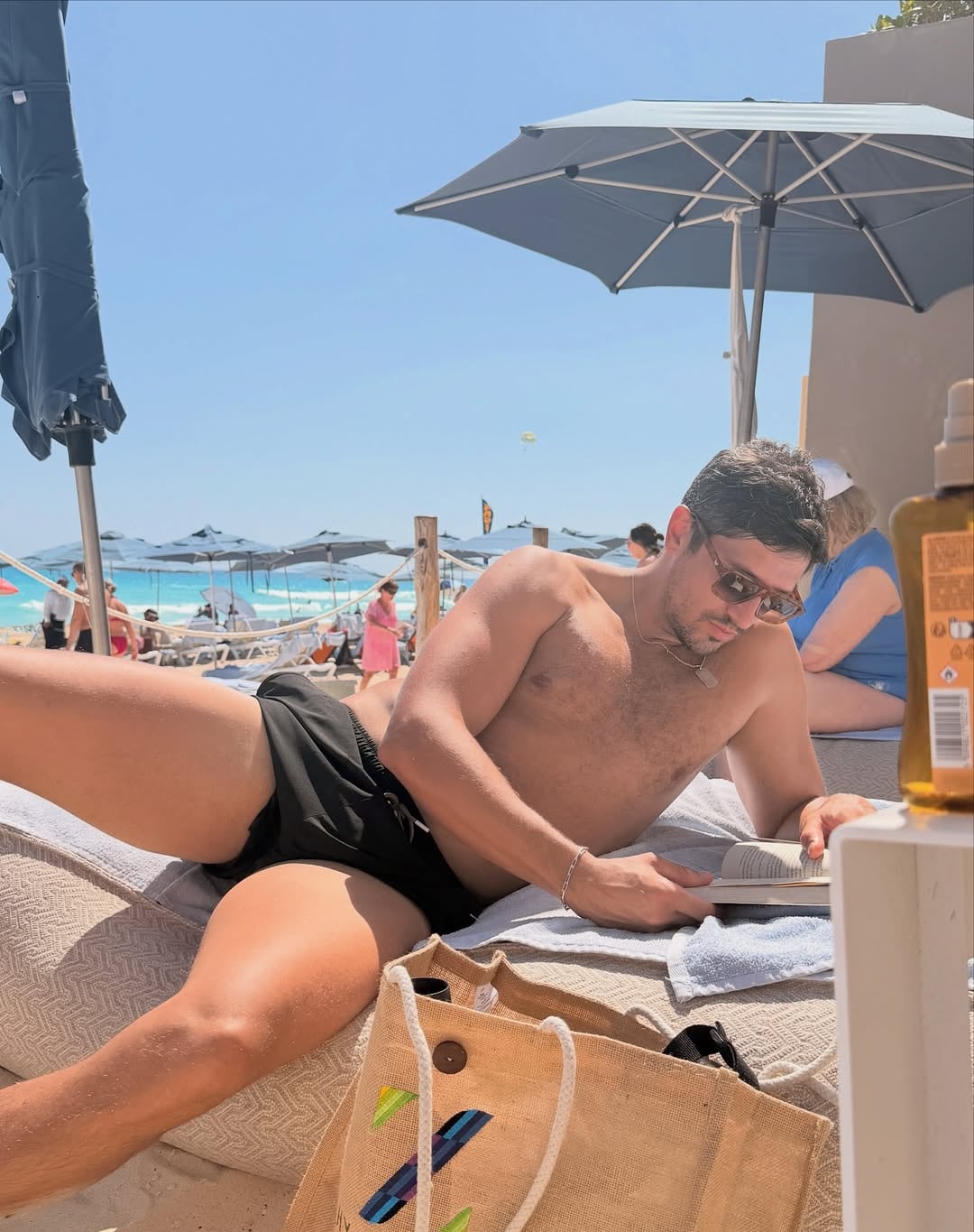 Salvador Becciu se relaja bajo el sol caribeño, inmerso en la lectura de un libro durante sus vacaciones
