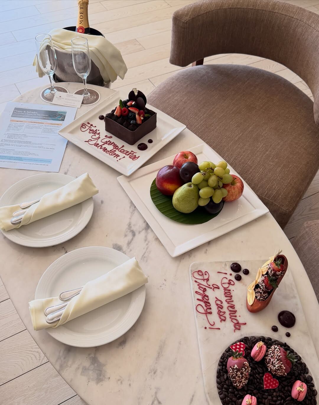 Floppy y Salvador disfrutan de una doble celebración de cumpleaños y bienvenida con champagne, pastel y frutas durante sus lujosas vacaciones