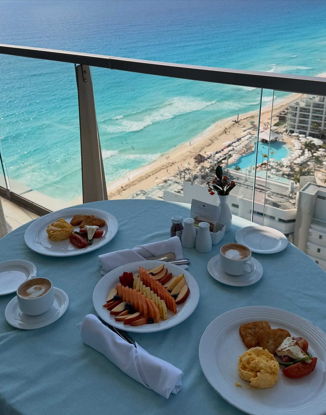 Floppy Tesouro y Salvador Becciu disfrutan de un desayuno con vistas espectaculares al mar Caribe durante sus vacaciones.