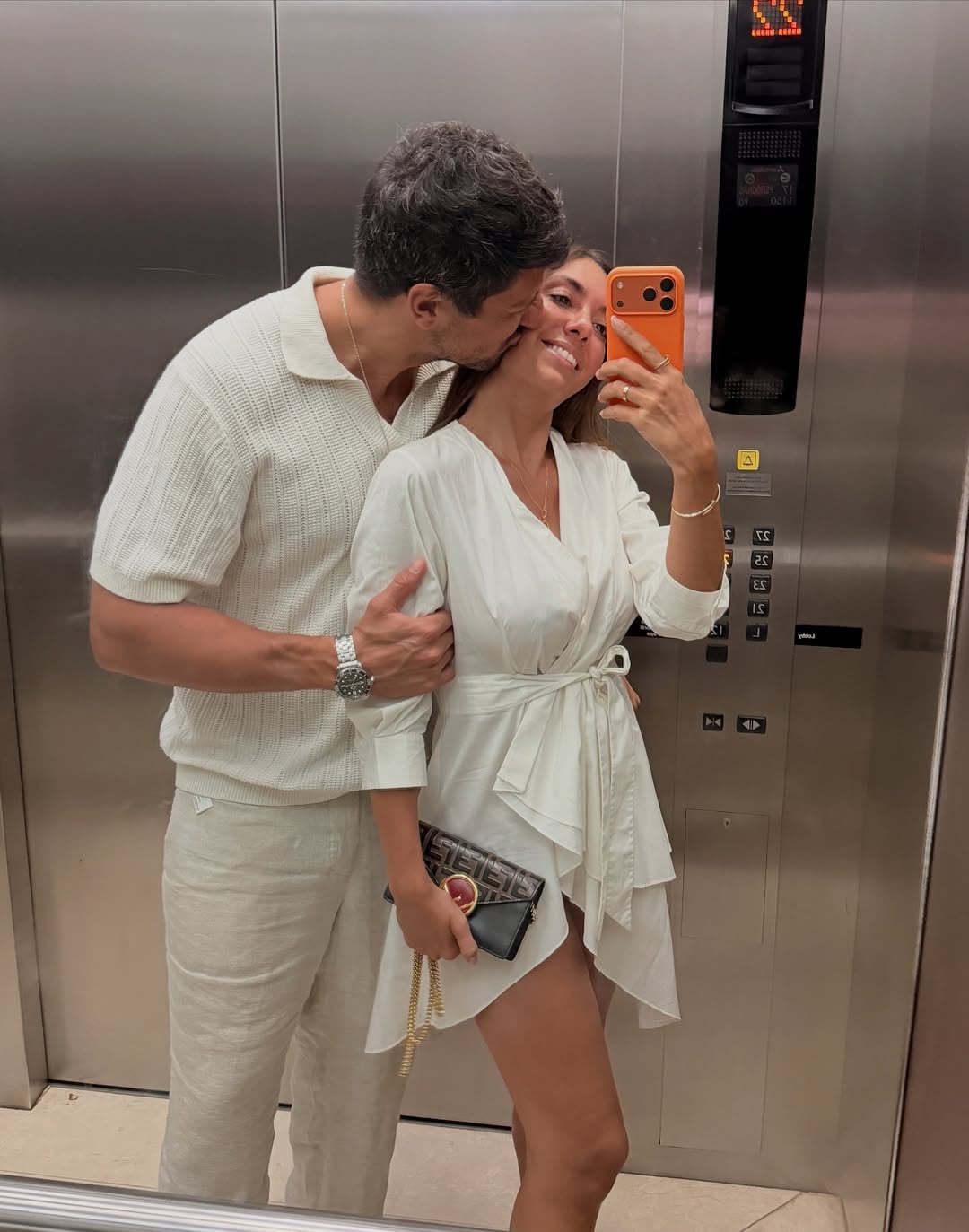 Floppy Tesouro y Salvador Becciu se muestran muy enamorados durante sus vacaciones, capturando un momento íntimo en un espejo (Instagram)