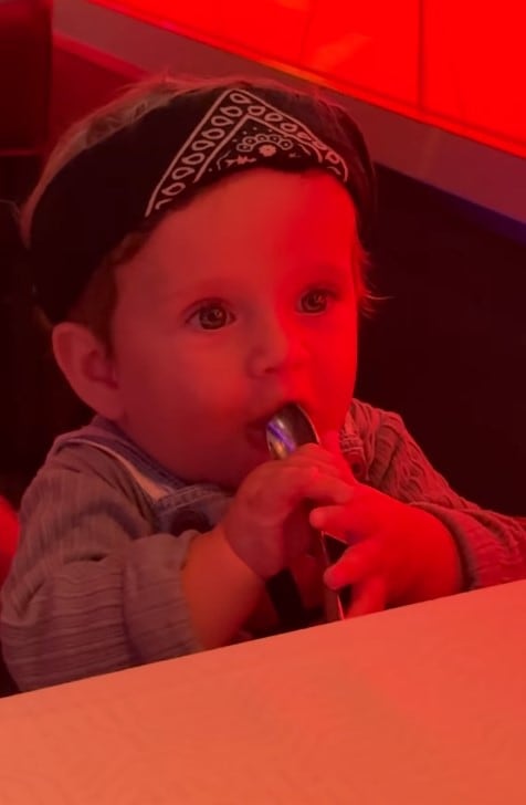 El bebé de Jimena Barón y Matías Palleiro, Arturo, fue el centro de atención en la mesa del crucero por el Caribe con su bandana de pirata (Instagram)