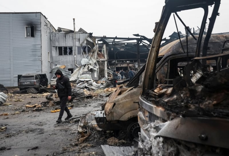 Un hombre camina cerca de autos dañados en el lugar de un ataque con drones rusos, en medio del ataque de Rusia a Ucrania, en Odesa, Ucrania. 13 de febrero de 2026
REUTERS/Nina Liashonok