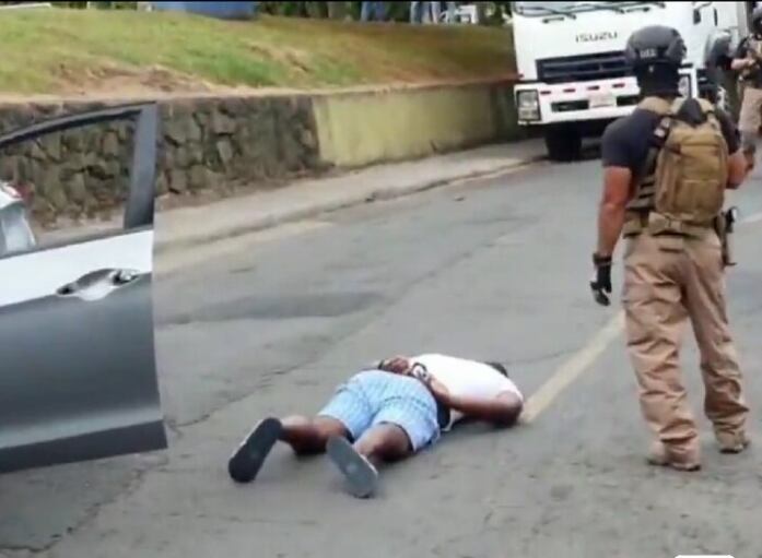 Autoridades de Costa Rica capturaron a Jorge Rubén Camargo Clarke, alias “Cholo Chorrillo”, tras un operativo de seguimiento en el cantón de Grecia, donde se movía con una identidad falsa para evadir a la justicia. Captura de video