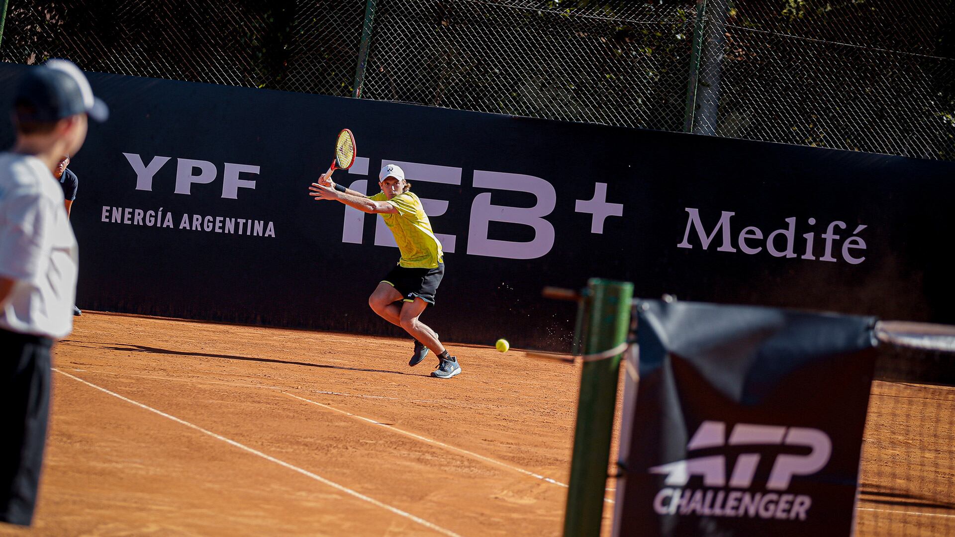 Lautaro Midón venció a Juan Manuel La Serna y se clasificó para las semifinales del AAT Challenger de Tigre (Crédito: Prensa AAT)