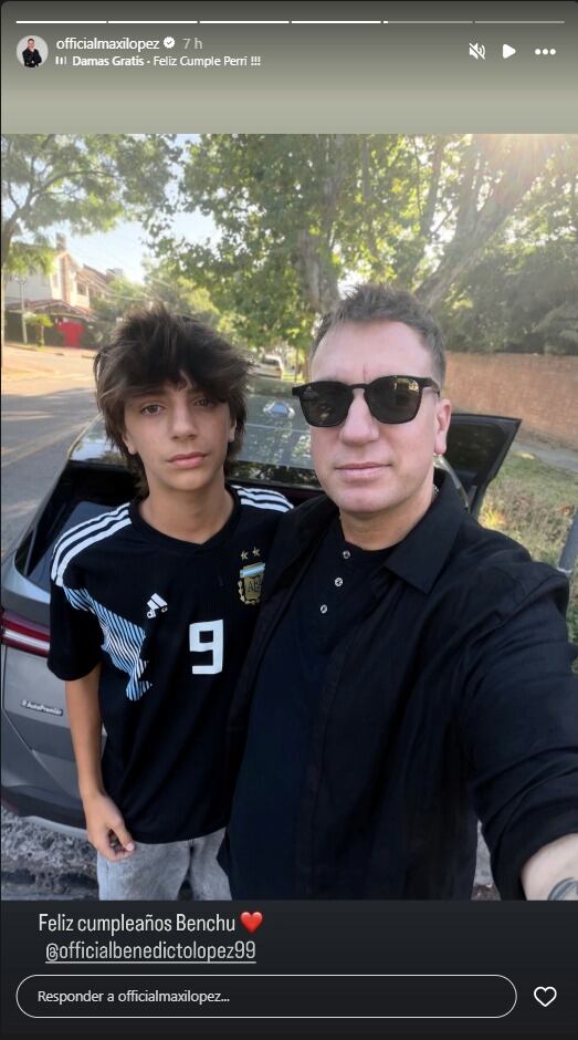 Maxi posa junto a su hijo Benedicto López en un soleado día, celebrando el cumpleaños del adolescente