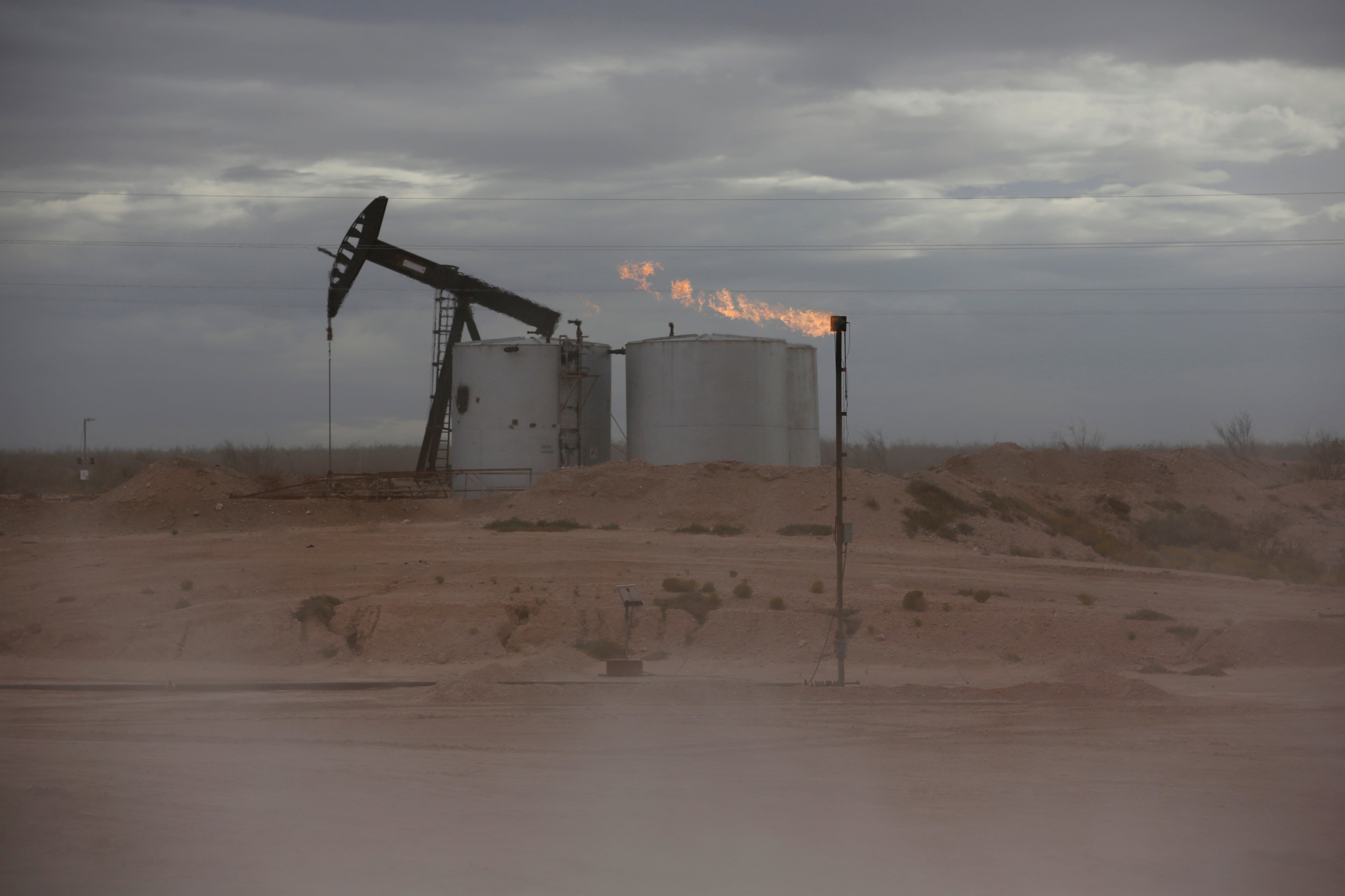 Una bomba de extracción de crudo en el Permian Basin, Texas. El Brent y el WTI subieron más del 4% el miércoles ante el riesgo de conflicto entre EEUU e Irán. (Reuters/Angus Mordant/Archivo)