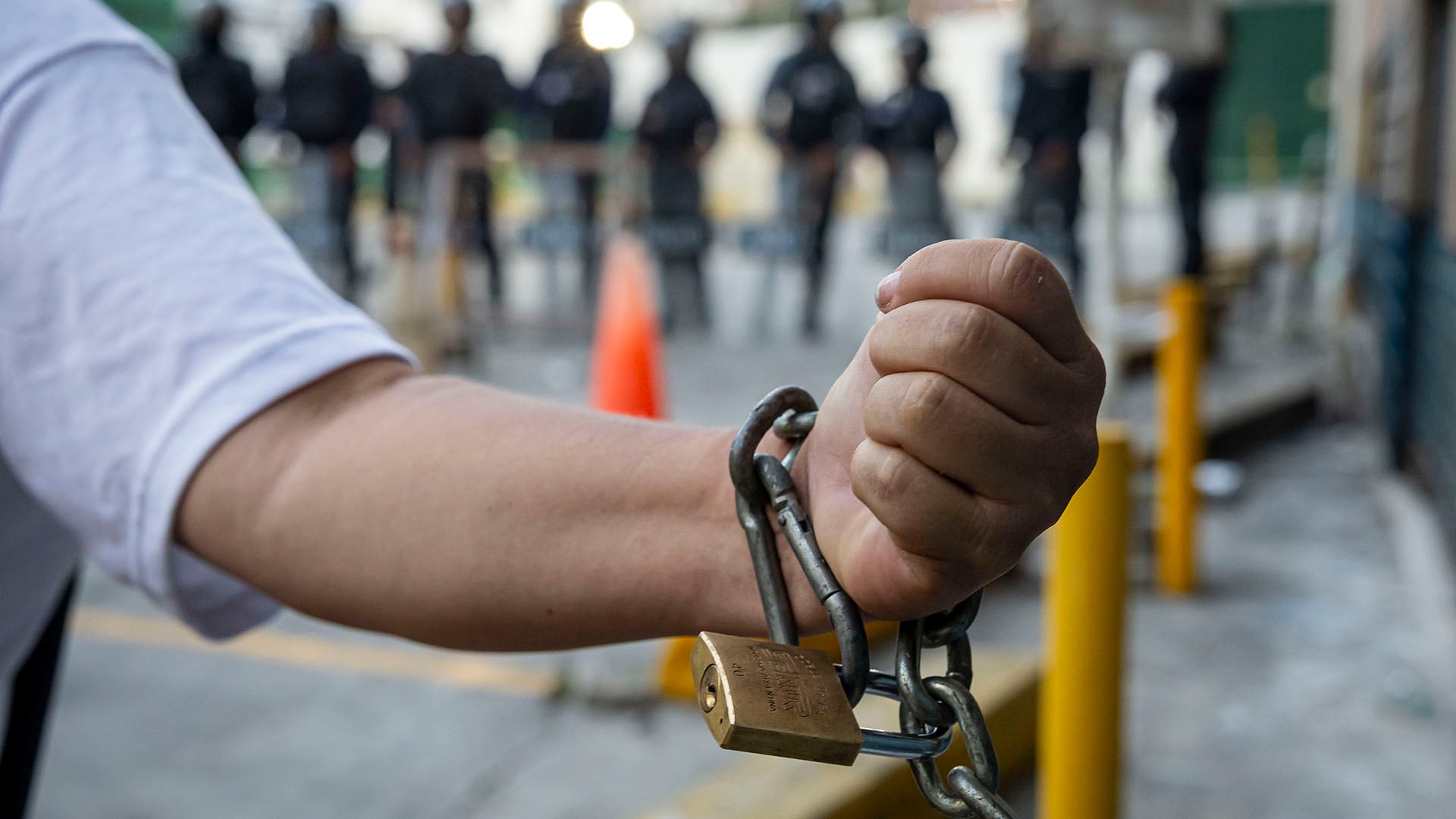 Una persona se manifiesta frente a la Zona 7 de la Policía Nacional Bolivariana (CPNB), este lunes en Caracas (Venezuela). Familiares de presos políticos exigieron atención de las autoridades del comando Zona 7, de la Policía Nacional venezolana en Caracas, en medio de un proceso de excarcelaciones iniciado por el Gobierno de la presidenta encargada, Delcy Rodríguez, el pasado 8 de enero. EFE/ Miguel Gutiérrez 