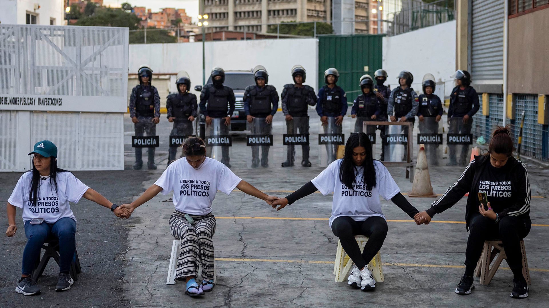 Familiares de presos políticos se manifiestan en las inmediaciones de la Zona 7 de la Policía Nacional Bolivariana (CPNB), este lunes en Caracas (Venezuela). Familiares de presos políticos exigieron atención de las autoridades del comando Zona 7, de la Policía Nacional venezolana en Caracas, en medio de un proceso de excarcelaciones iniciado por el Gobierno de la presidenta encargada, Delcy Rodríguez, el pasado 8 de enero. EFE/ Miguel Gutiérrez 