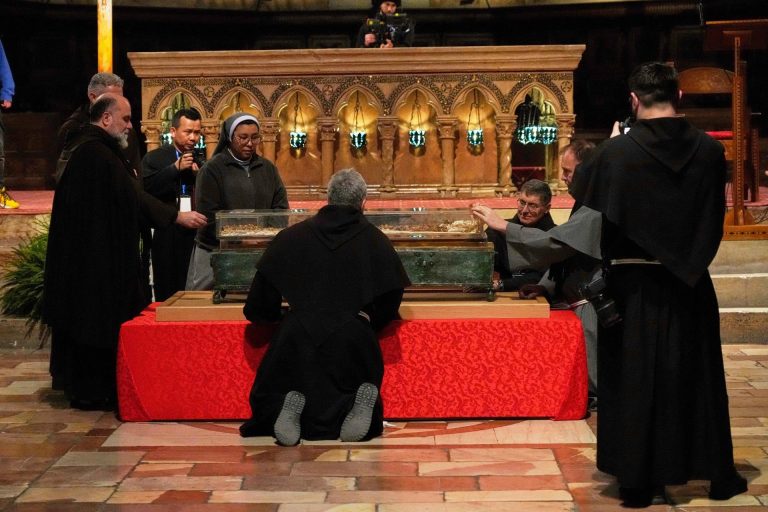 Los restos de San Francisco de Asís son exhibidos al público por el 800º aniversario de su muerte