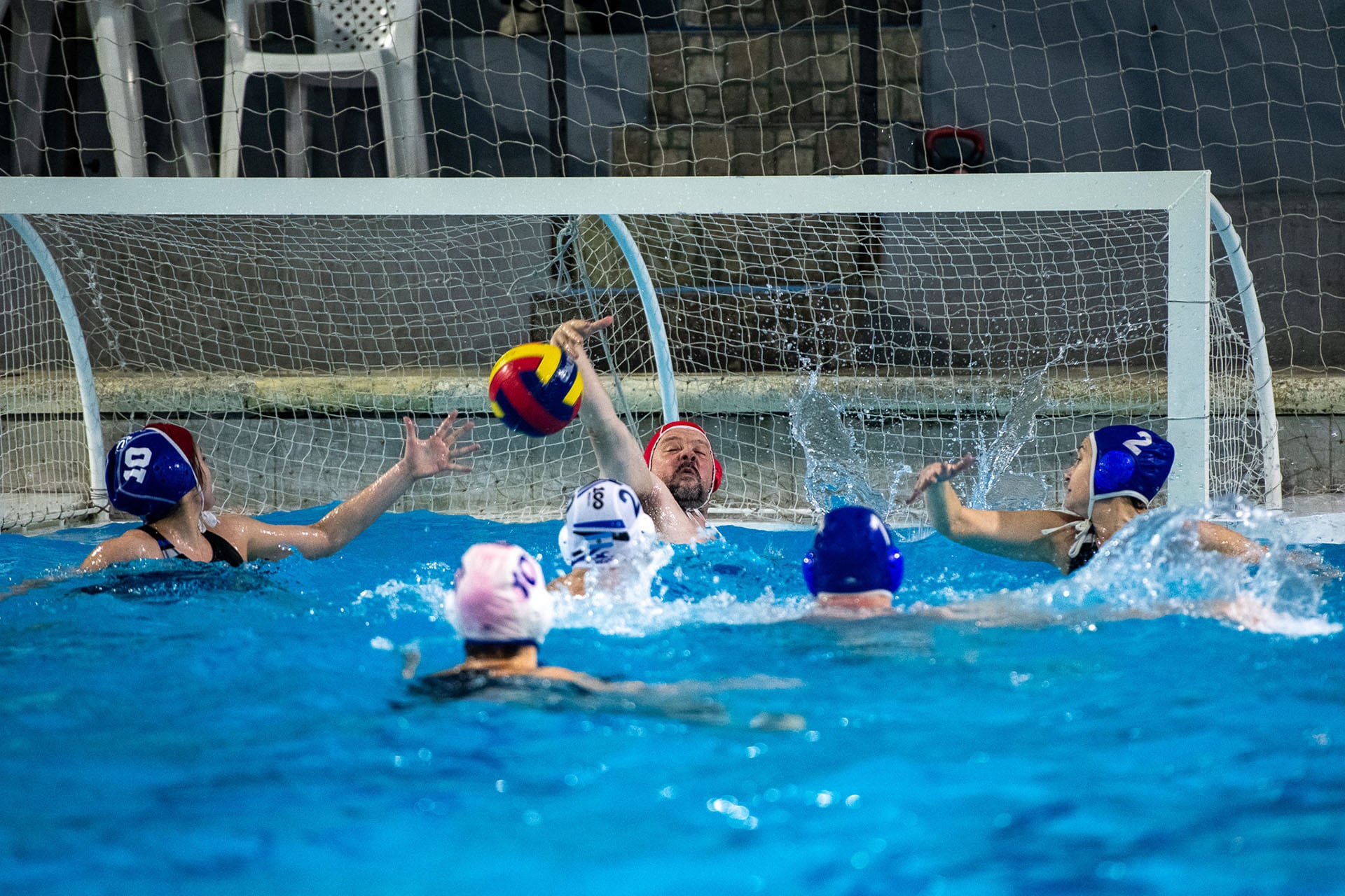 El equipo máster Universitario de Rosario invita a adultos mayores de 50 años a experimentar el waterpolo desde dentro.