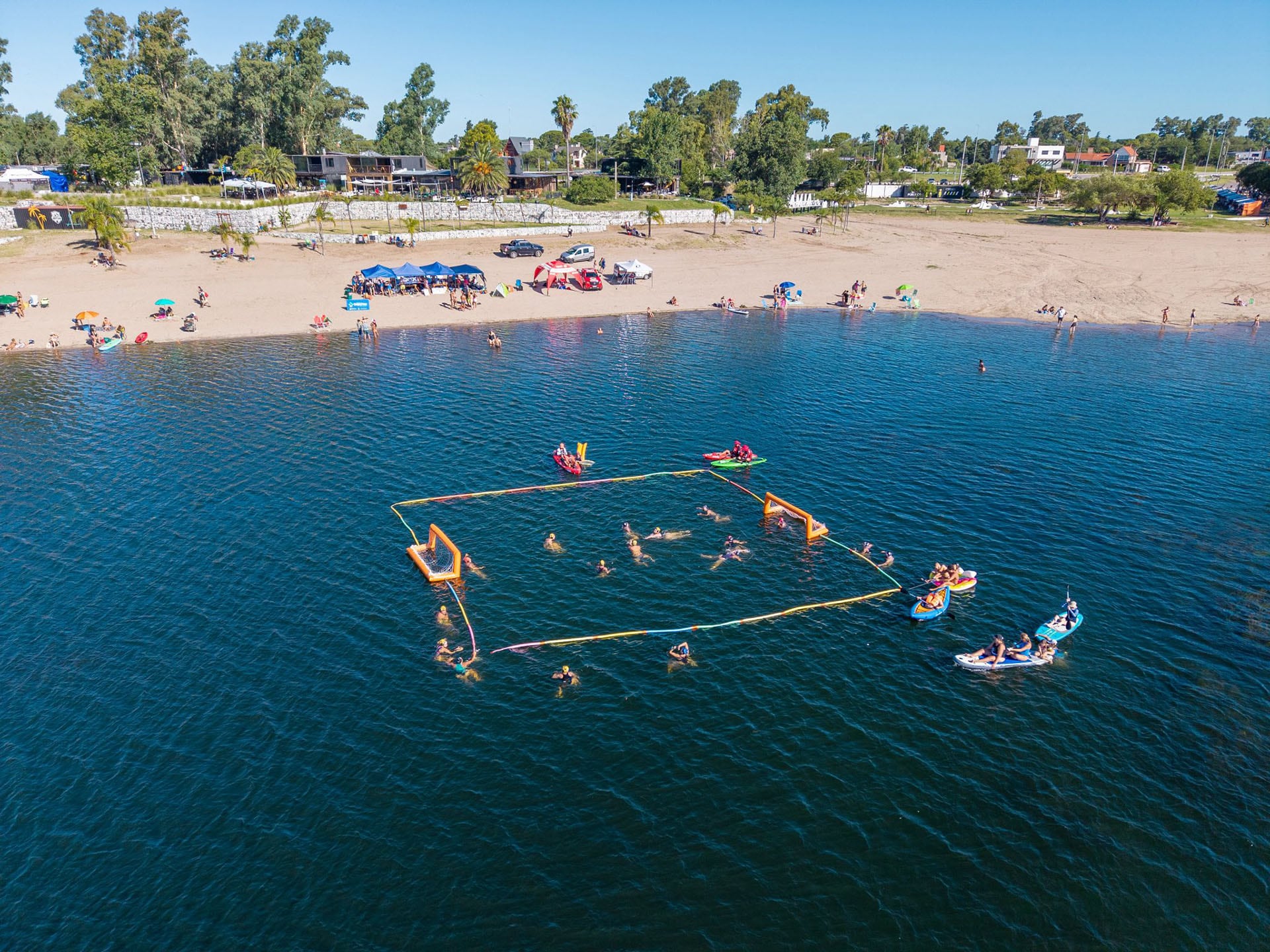 Las condiciones únicas del waterpolo beach en lagos, sin fondo y con factores ambientales variables, exigen adaptación y versatilidad a los jugadores de todas las edades.