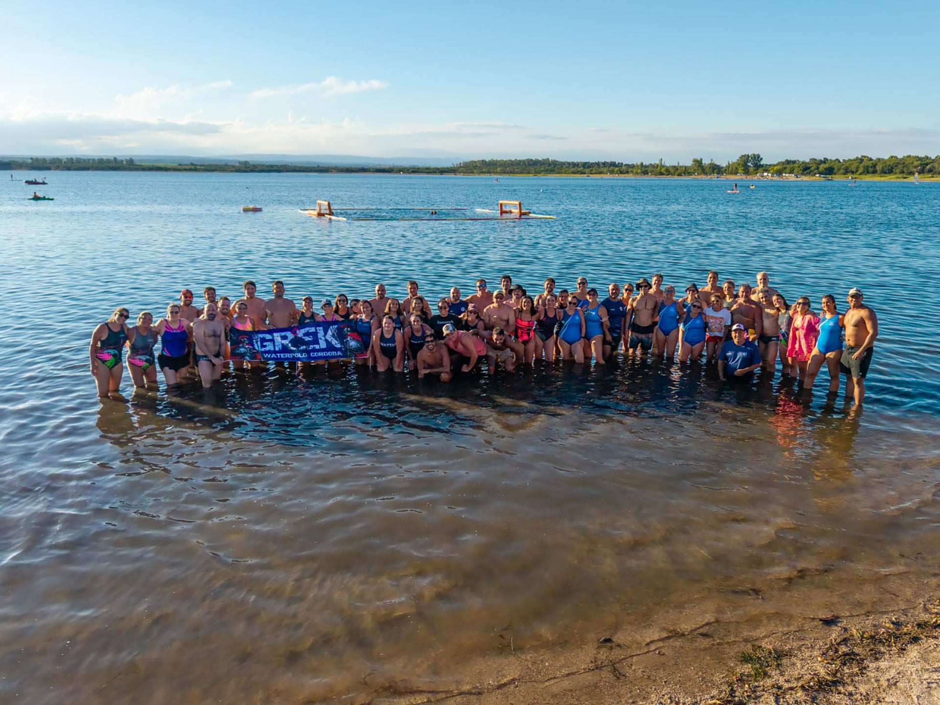 El crecimiento del waterpolo beach en Córdoba ha llevado a la creación de equipos femeninos y mixtos, impulsando la integración y el desarrollo local del deporte.