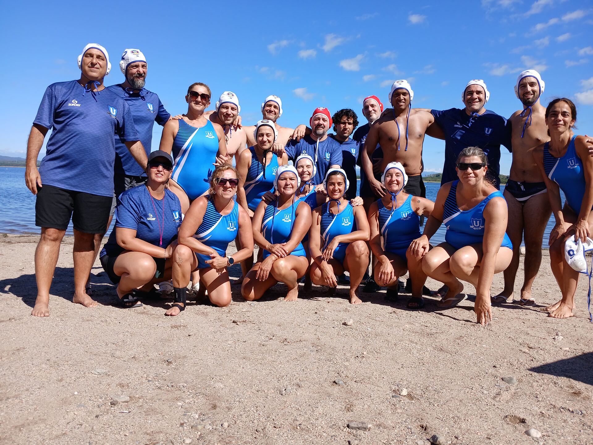 El equipo máster de Universitario de Rosario consolidó un espacio de entrenamiento y competencia que reúne trayectorias diversas en torno al waterpolo.