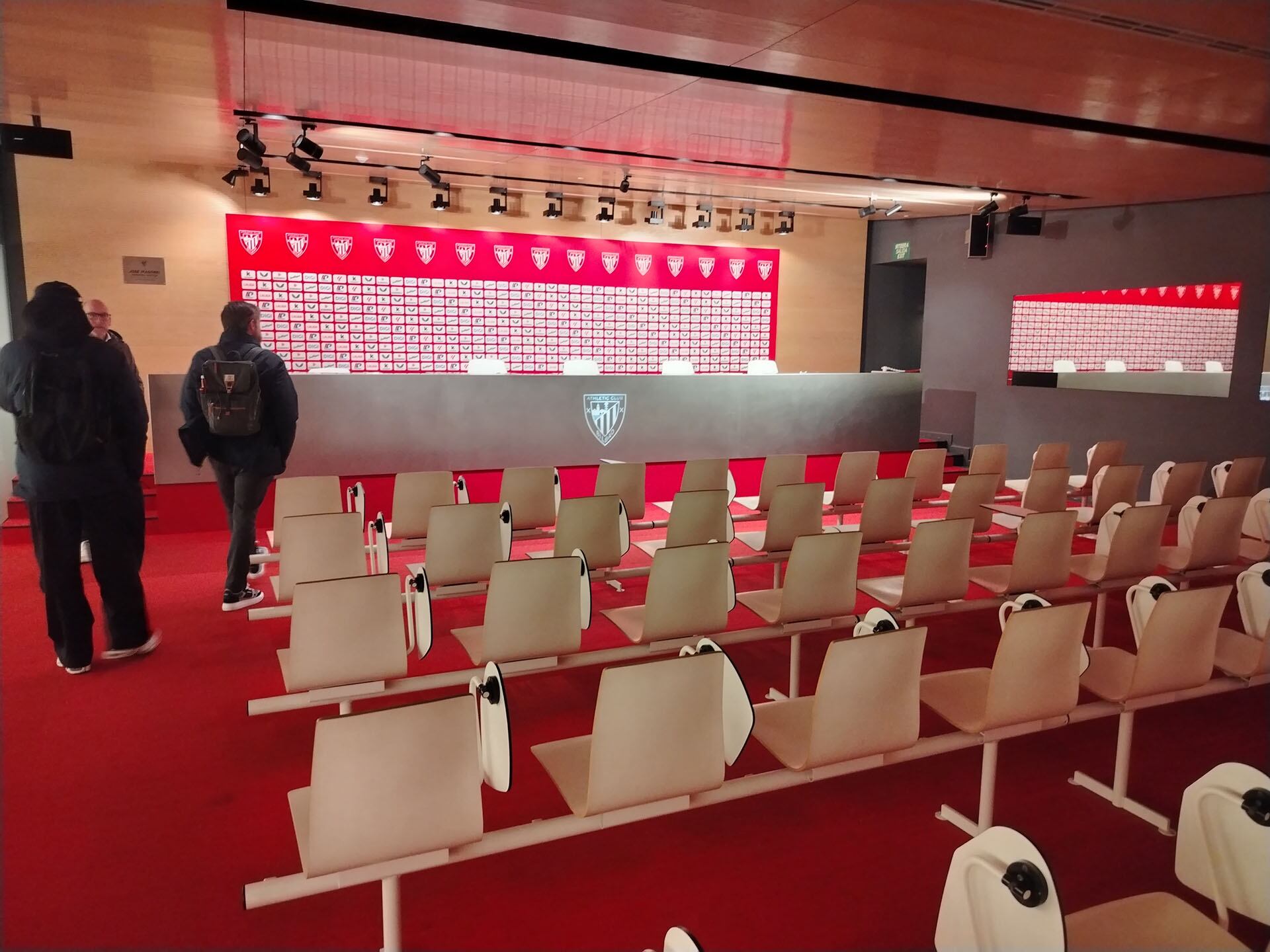 La sala de conferencia de prensa del estadio San Mamés del Athletic Club de Bilbao (Infobae)