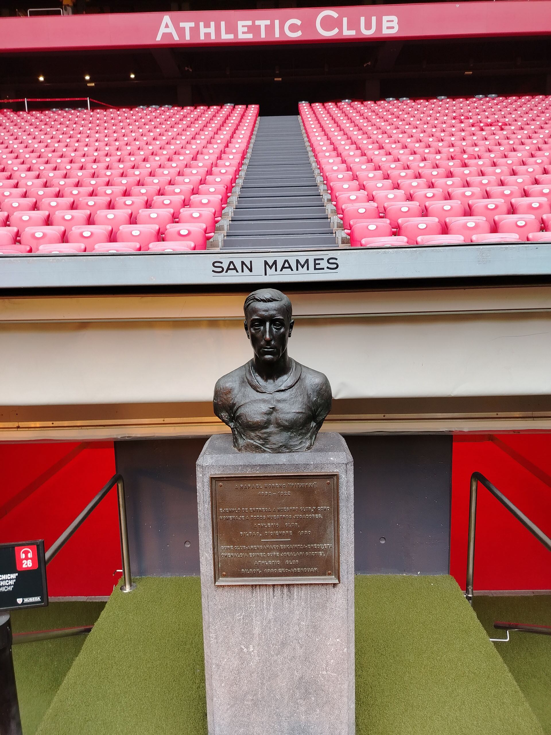 El busto de Pichichi, la leyenda del Athletic al cual le rinden homenaje aquellos equipos que pisan por primera vez el estadio San Mamés (Infobae)