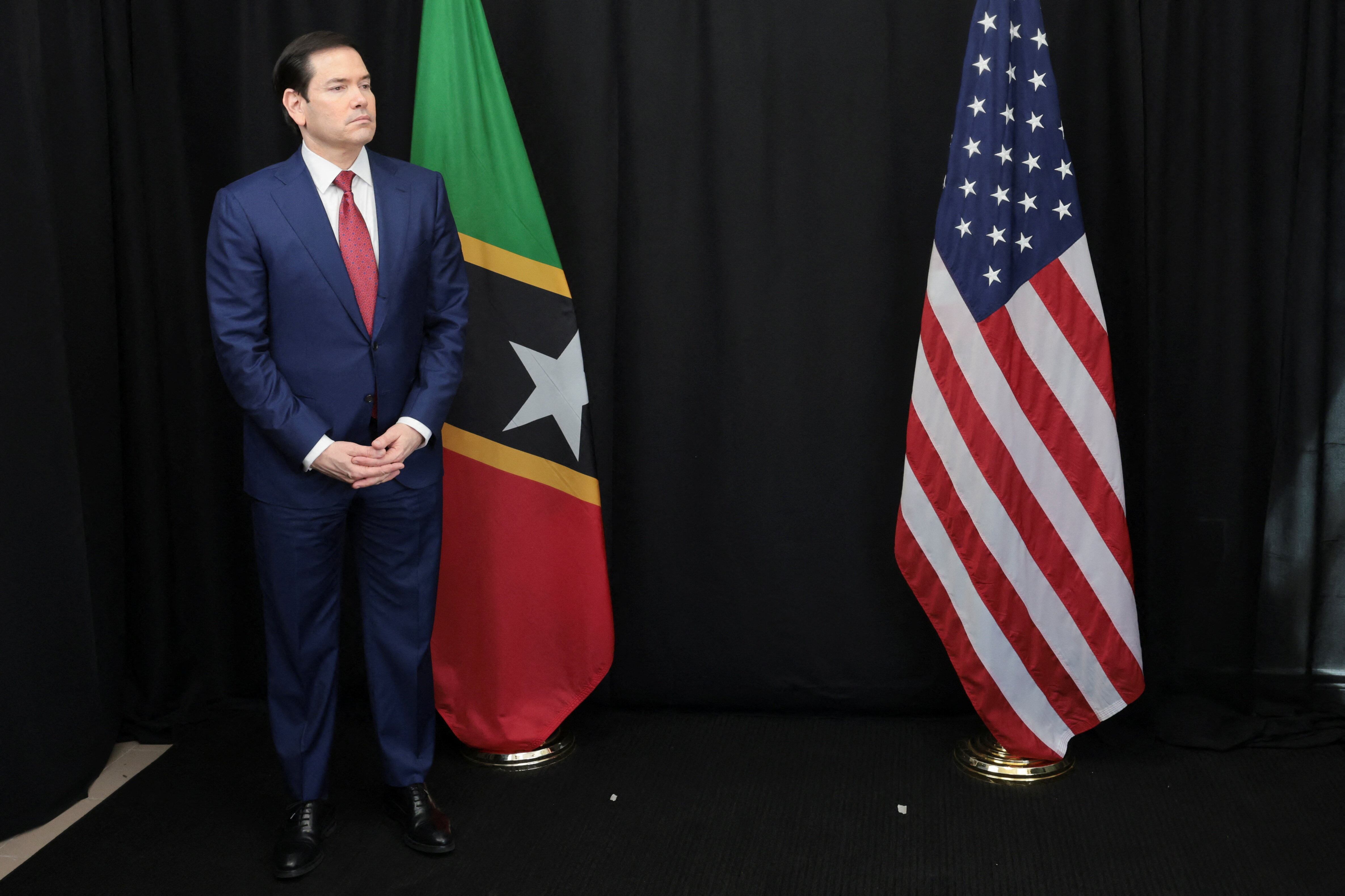 Marco Rubio espera el inicio de un encuentro con el primer ministro de San Cristóbal y Nieves, Terrance Drew, durante las reuniones de la Comunidad del Caribe en Basseterre (REUTERS/Jonathan Ernst)