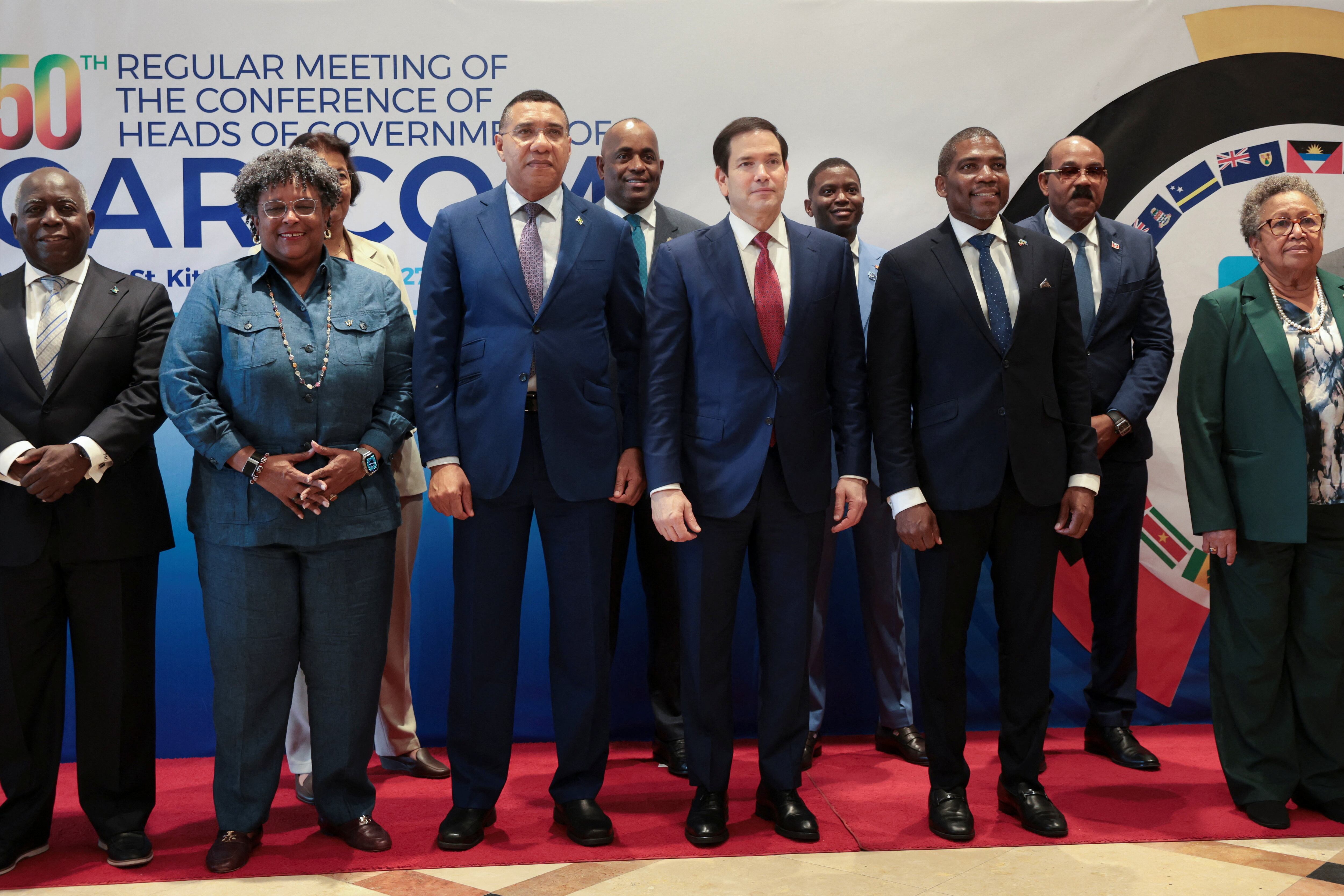 El secretario de Estado de EE.UU., Marco Rubio, posa junto a los primeros ministros Philip Edward Davis (Bahamas), Dickon Mitchell (Granada), Gaston Browne (Antigua y Barbuda), Mia Amor Mottley (Barbados), Andrew Holness (Jamaica) y Terrance Drew (Saint Kitts y Nevis), durante las reuniones de CARICOM en Saint Kitts y Nevis (REUTERS/Jonathan Ernst)