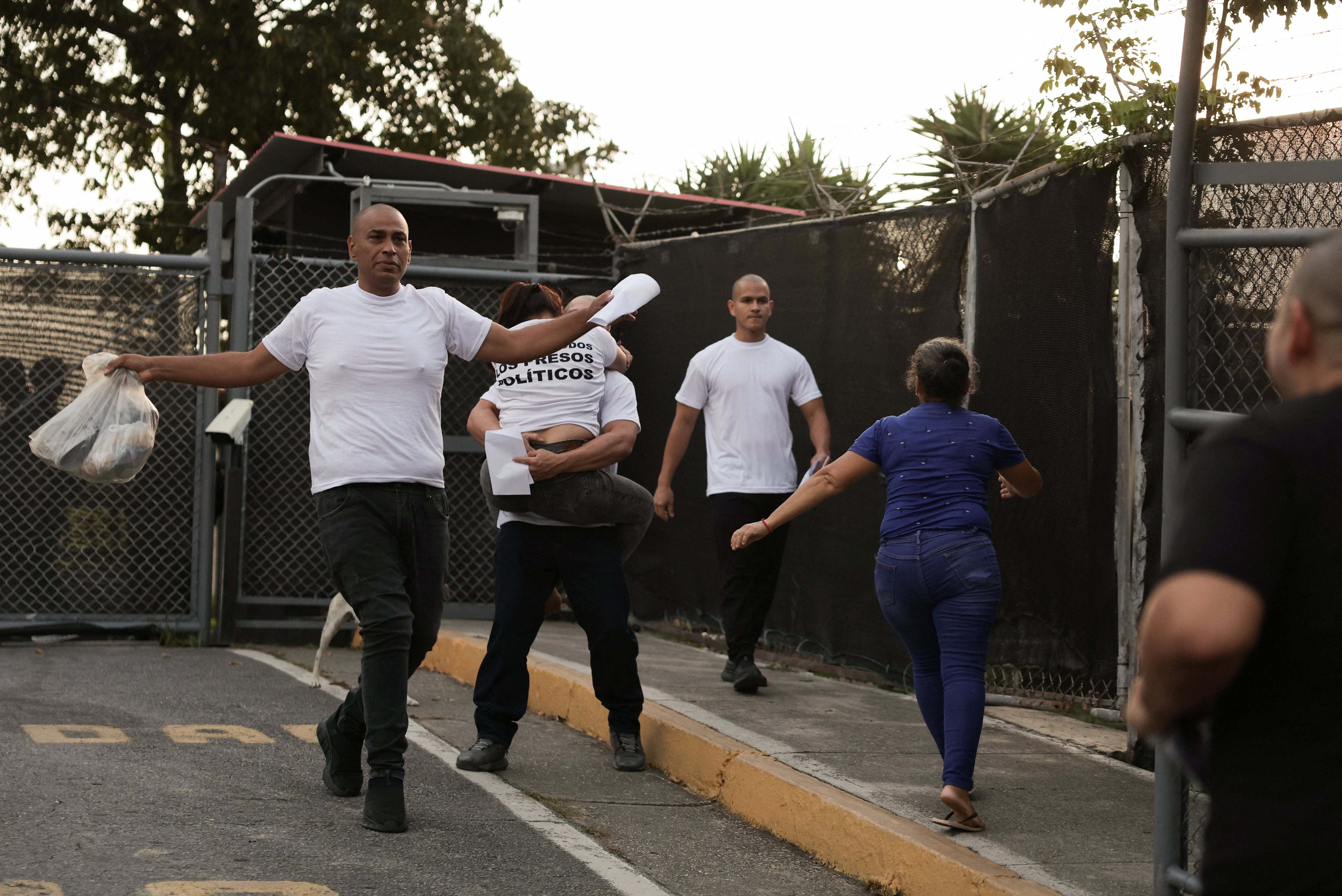 Familiares reciben a presos liberados tras la aprobación de una ley de amnistía limitada (REUTERS/Gaby Oraa)