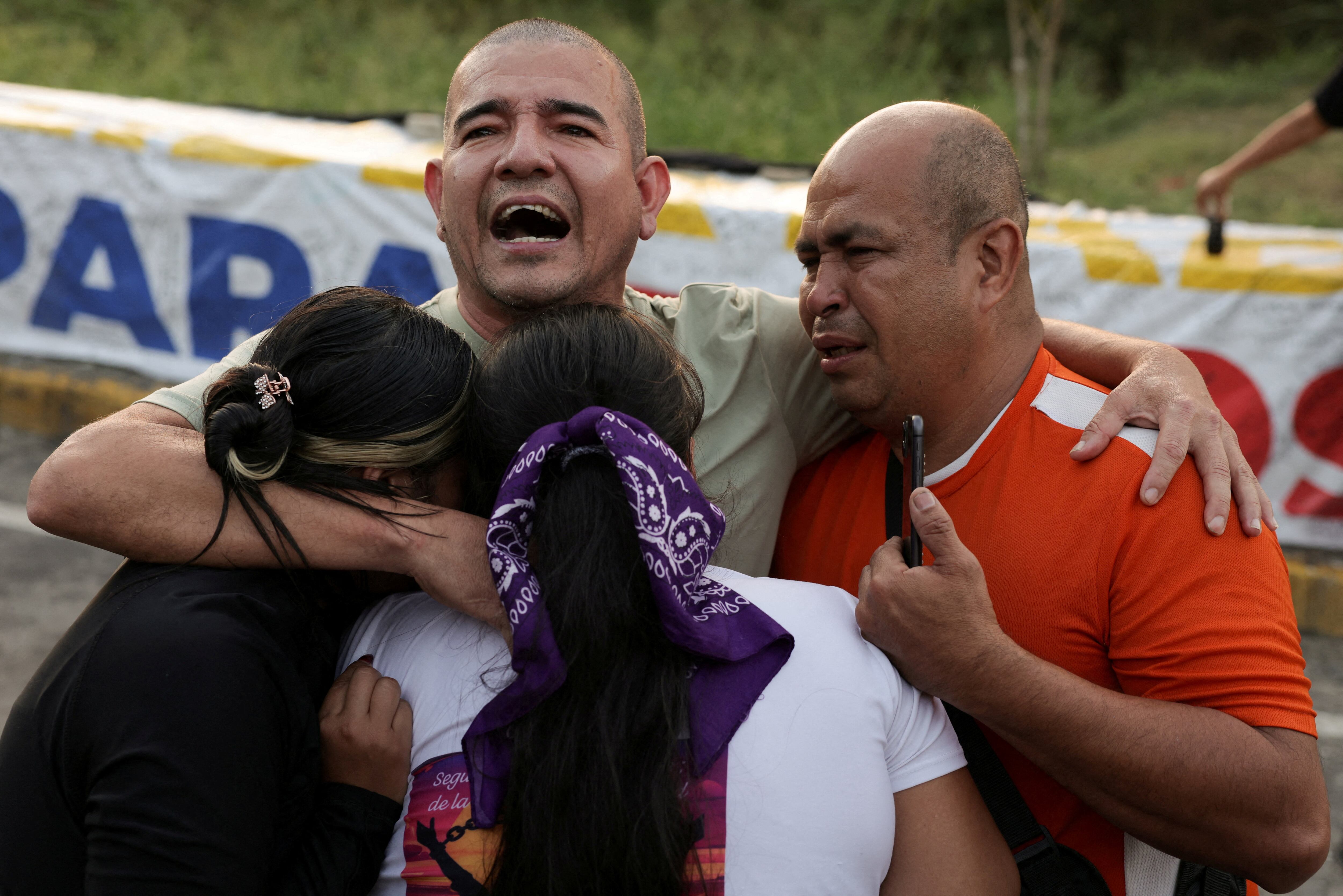 El pastor Richard Puentes se reencuentra con su familia tras su liberación del centro de detención El Rodeo (REUTERS/Gaby Oraa)
