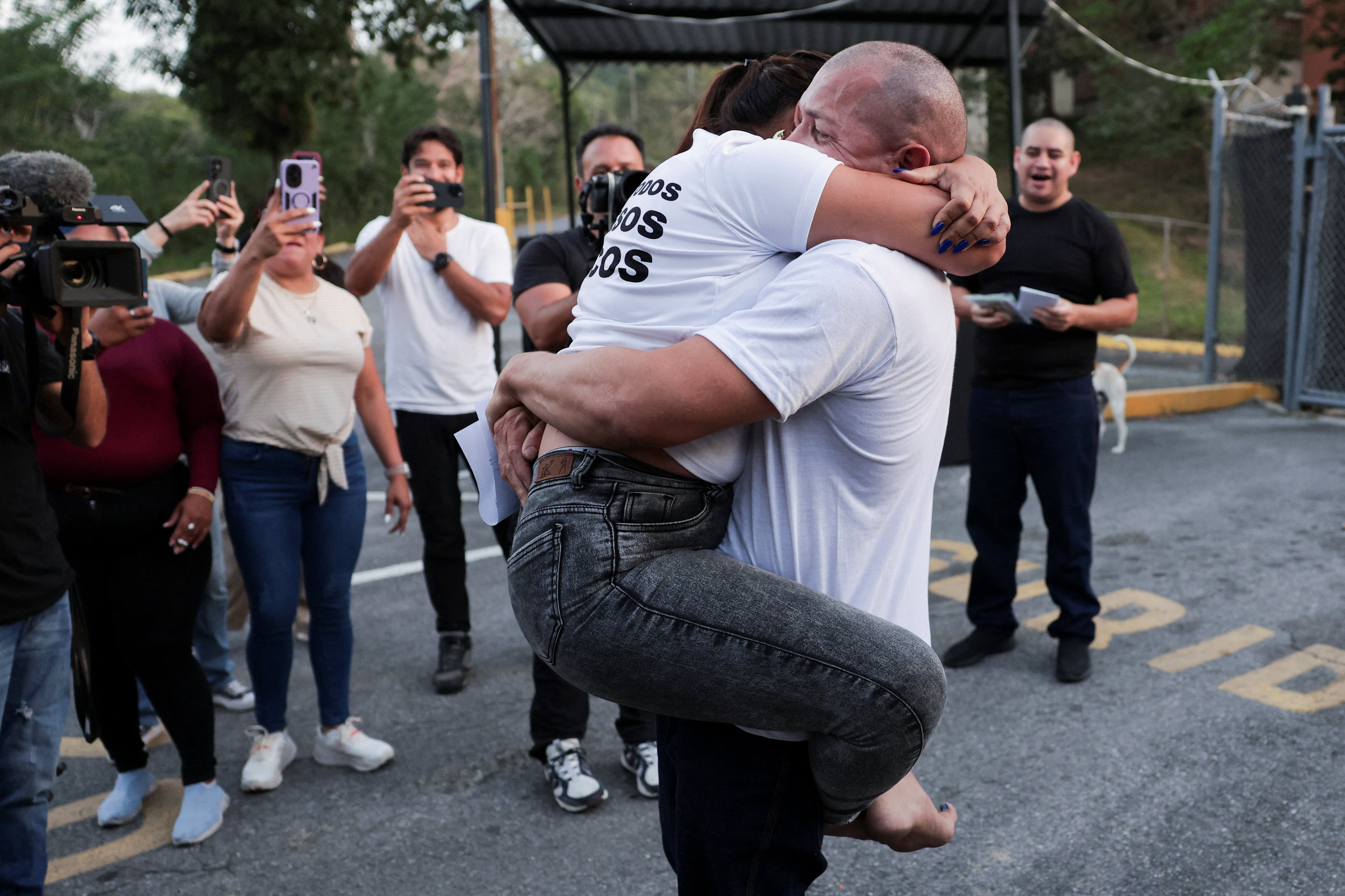 Reinaldo Morillo abraza a su esposa Grecia Arana tras su liberación del centro de detención El Rodeo (REUTERS/Gaby Oraa)