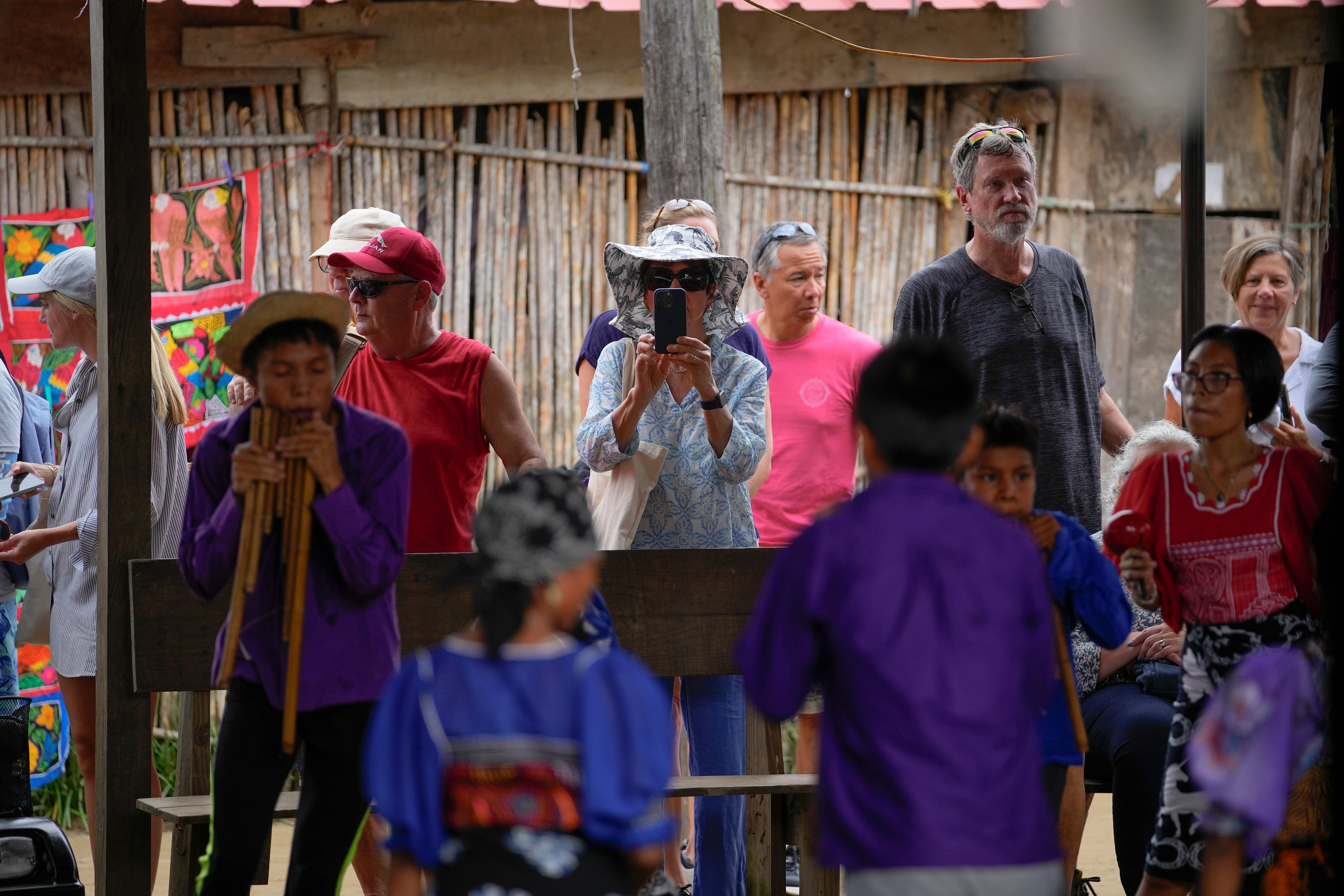 Entre enero y noviembre de 2025, la llegada de visitantes internacionales aumentó 7.6% y los ingresos turísticos superaron los $5,900 millones. (Foto AP/Matías Delacroix)