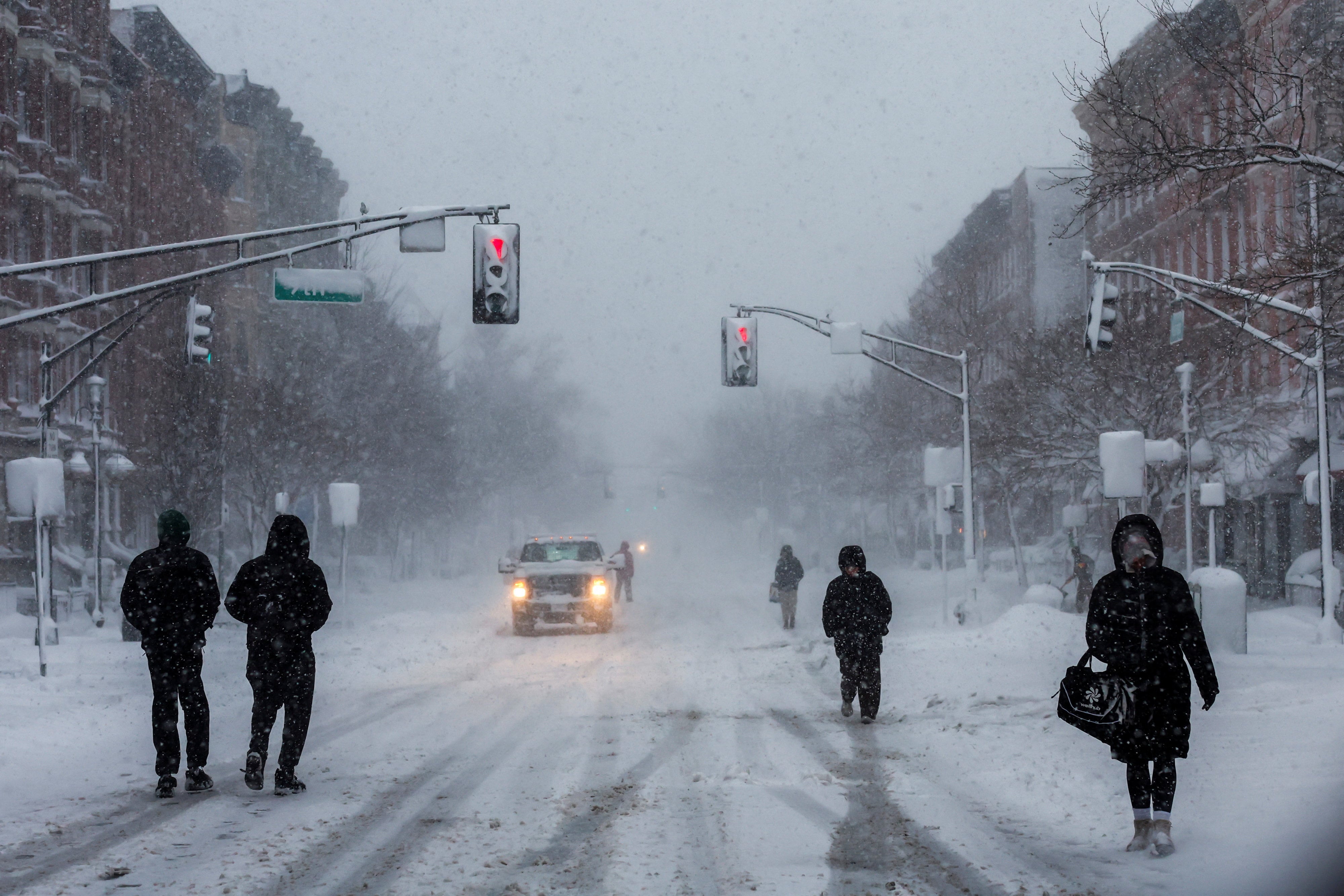 El antecedente del temporal de febrero obligó a declarar emergencias estatales en el noreste, estableciendo un precedente para la actual preparación ante tormentas. (REUTERS/Eduardo Munoz)