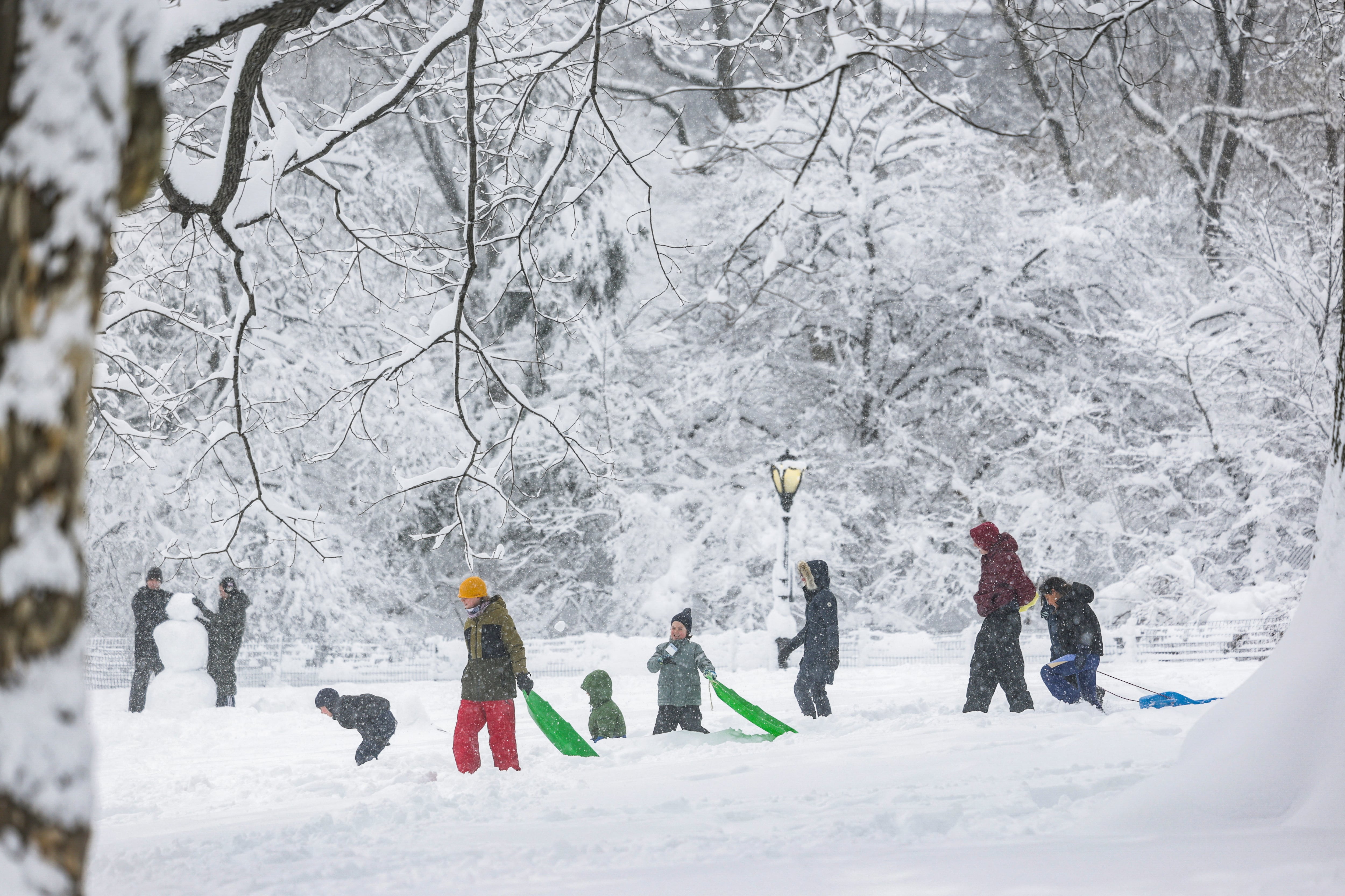 La serie de tormentas invernales impacta a más de 25 estados del centro y noreste de Estados Unidos con nieve, hielo y bajas temperaturas. (REUTERS/Jeenah Moon)