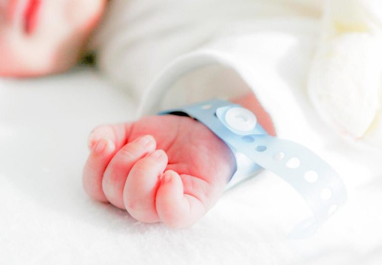 Más padres se niegan a recibir una vacuna que salve la vida de sus recién nacidos, según un estudio