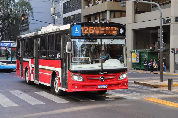 Mataderos: una mujer murió luego de un choque entre un auto y un colectivo