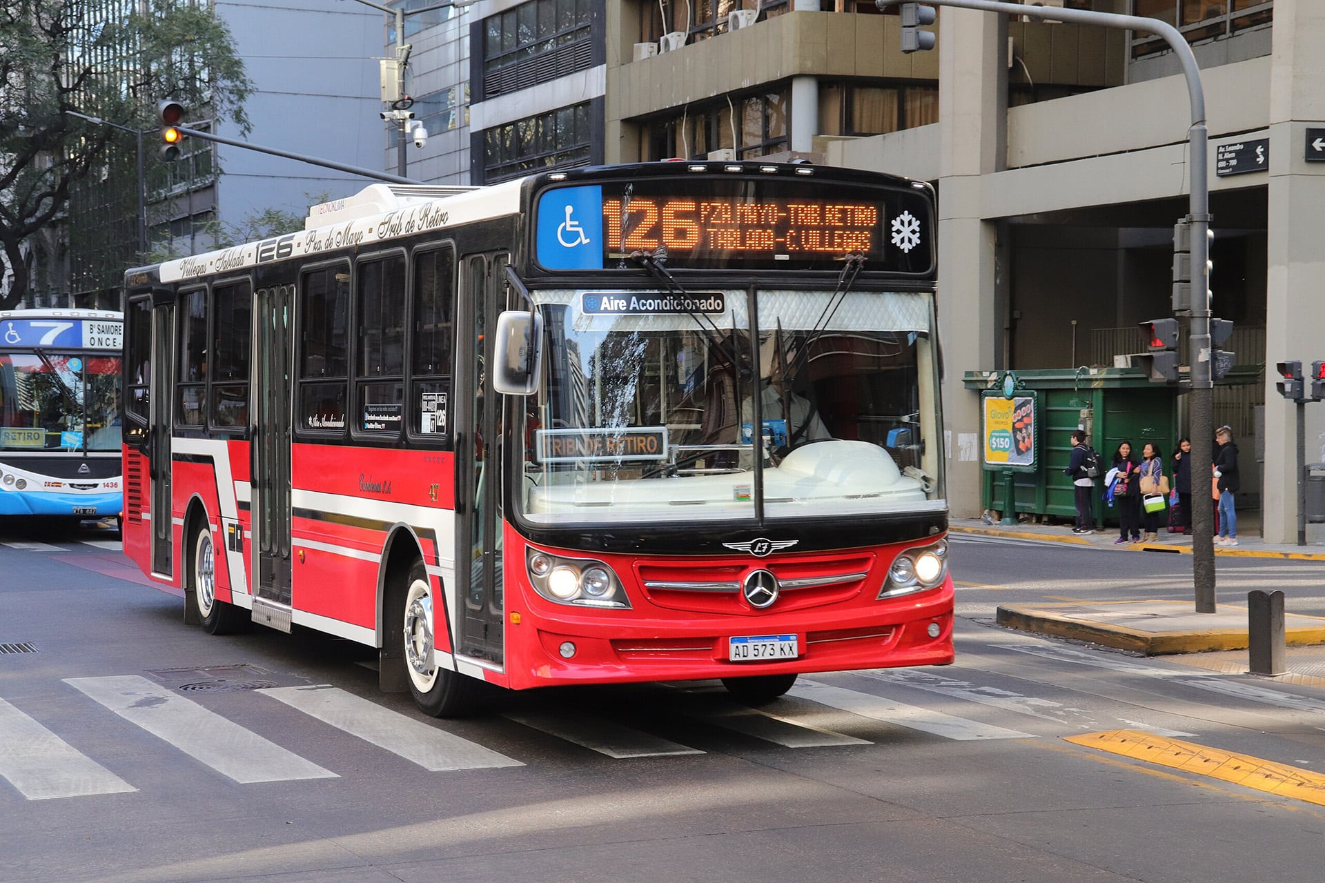 Mataderos: una mujer murió luego de un choque entre un auto y un colectivo