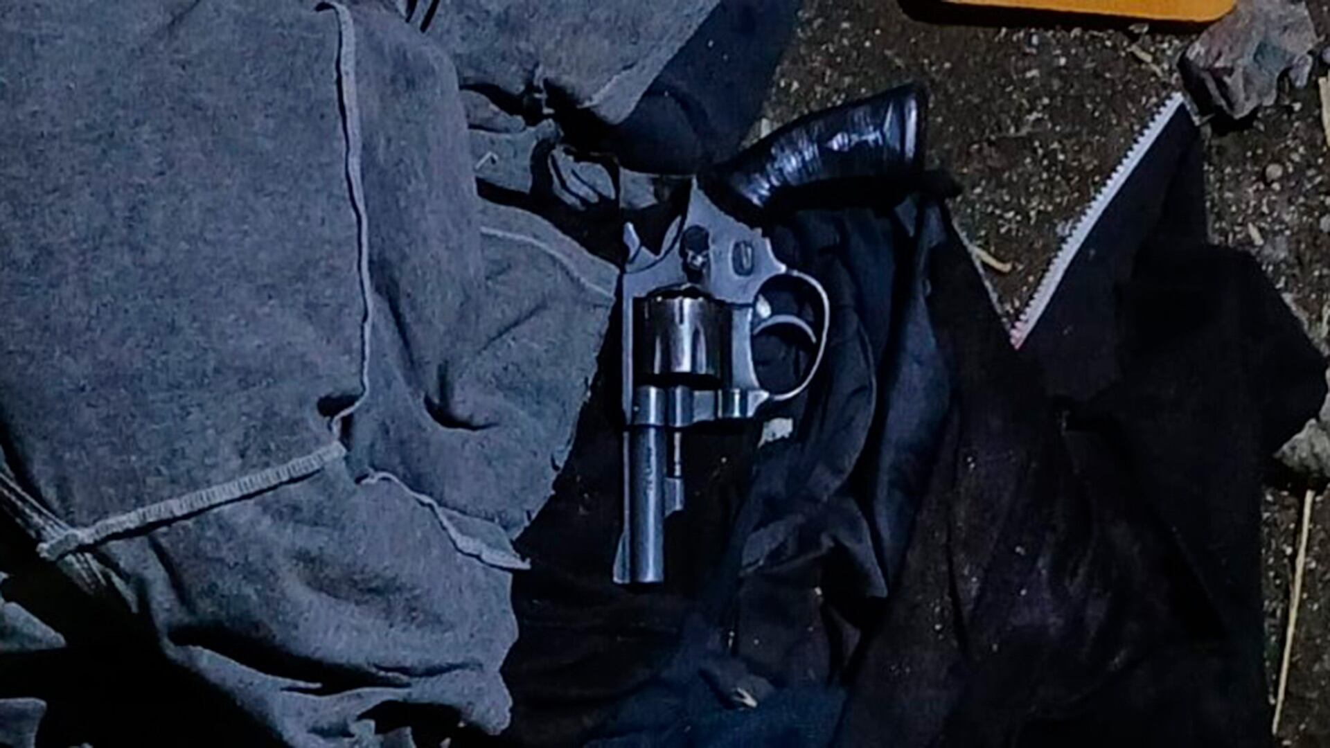 Un revólver hallado en la escena del crimen en Bariloche (Foto: Gentileza Bariloche 2000)