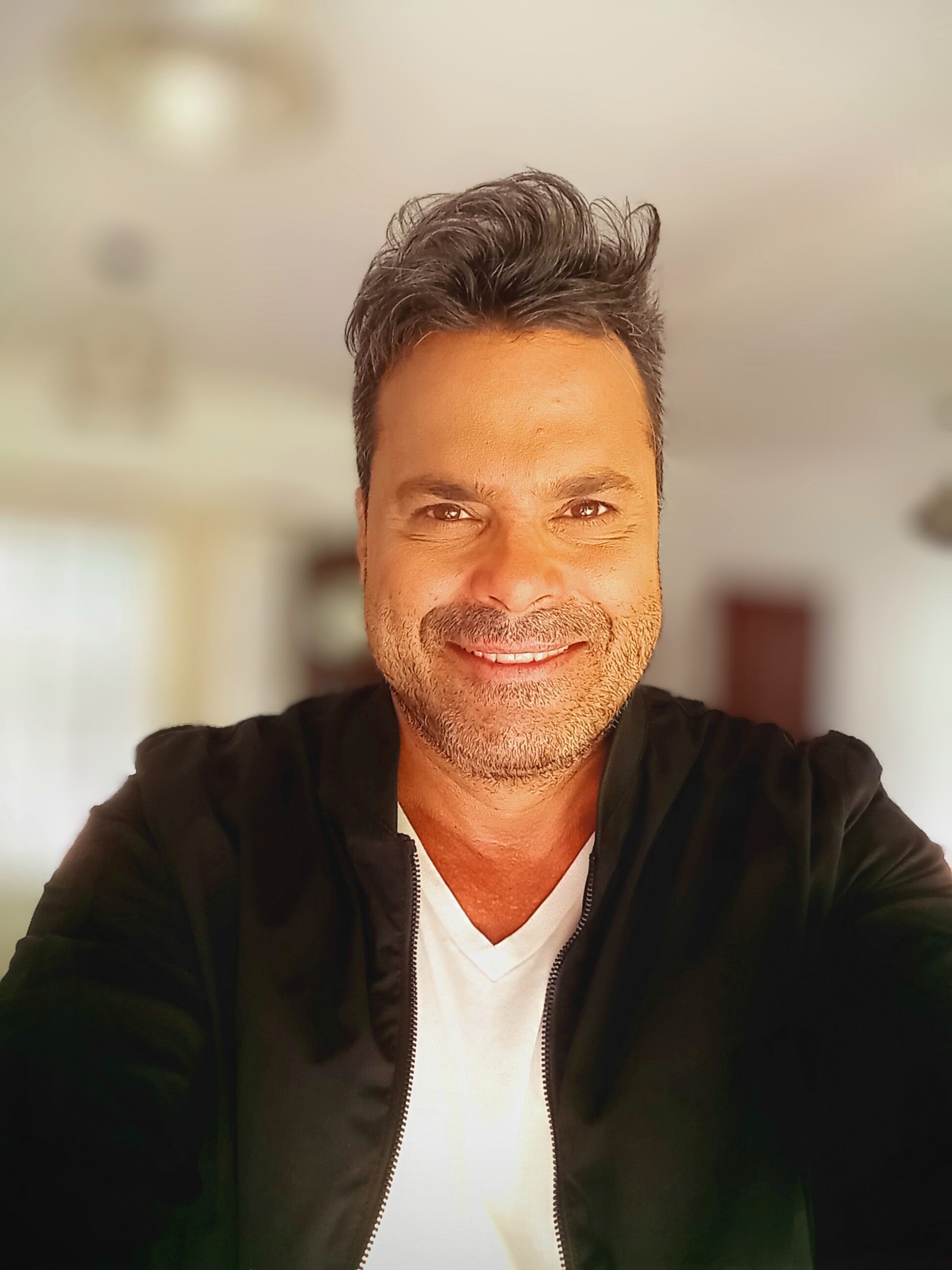 Matías Santoianni sonríe a cámara en un retrato que captura parte de su extenso recorrido actoral y personal, junto a grandes figuras de la escena.