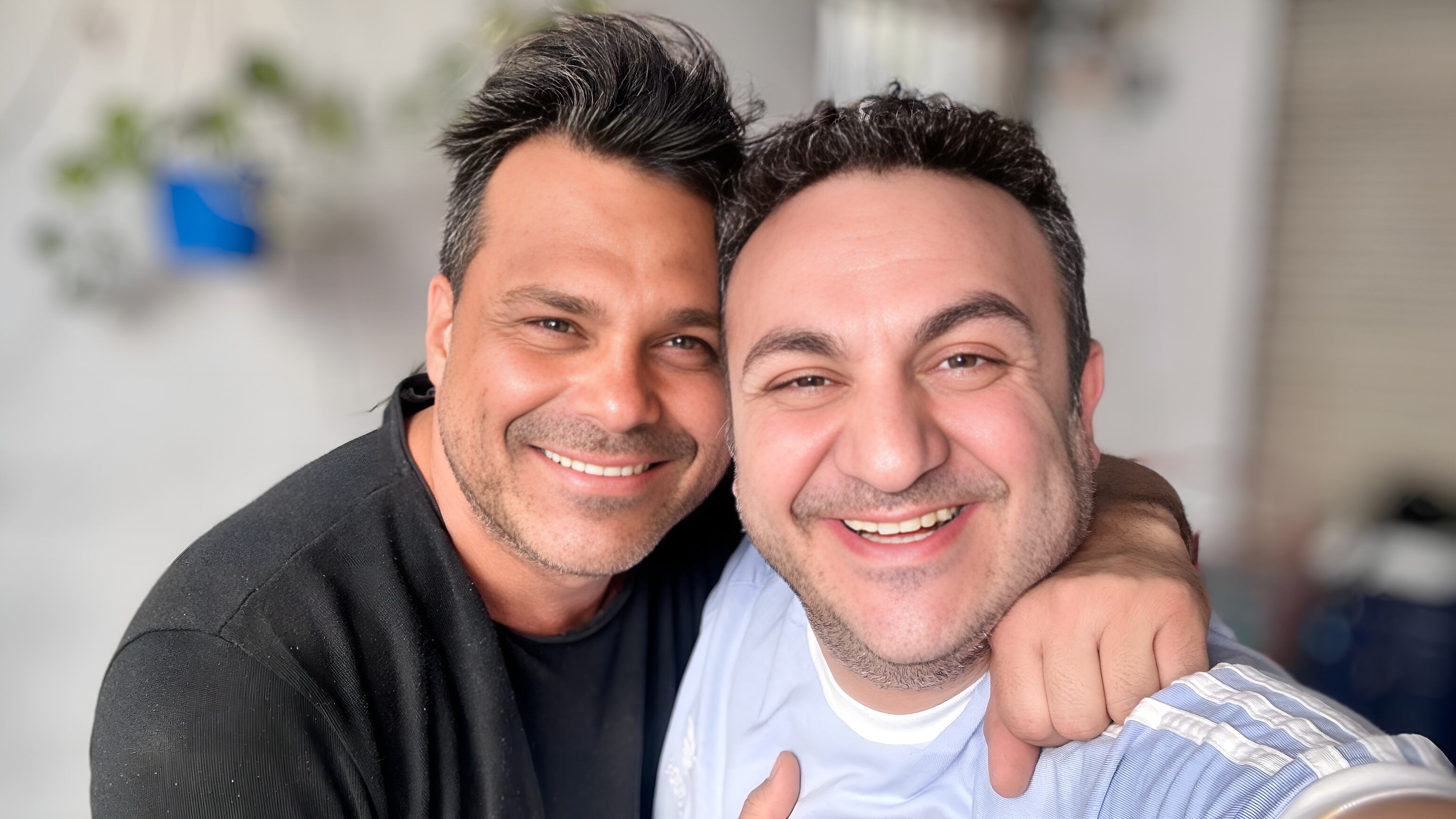 Matías Santoianni, el reconocido actor, comparte un momento especial con Topa, reflejando su exitoso recorrido personal y profesional.