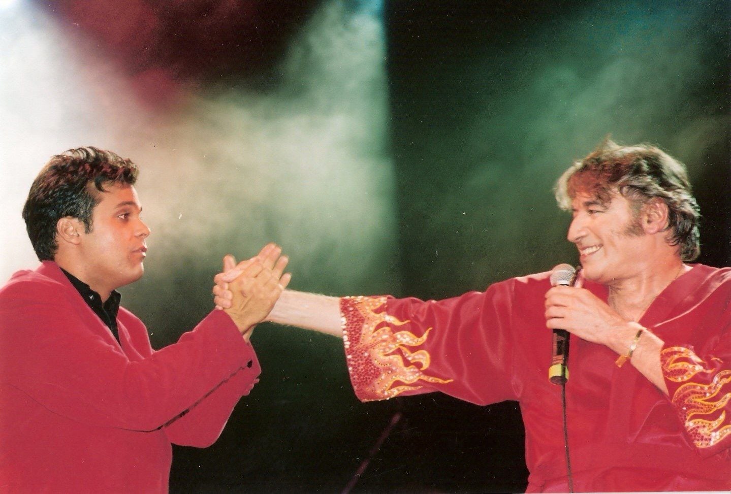 Matías Santoianni comparte un emotivo momento en el escenario con Sandro, reflejando su recorrido actoral y personal junto a grandes figuras del espectáculo.