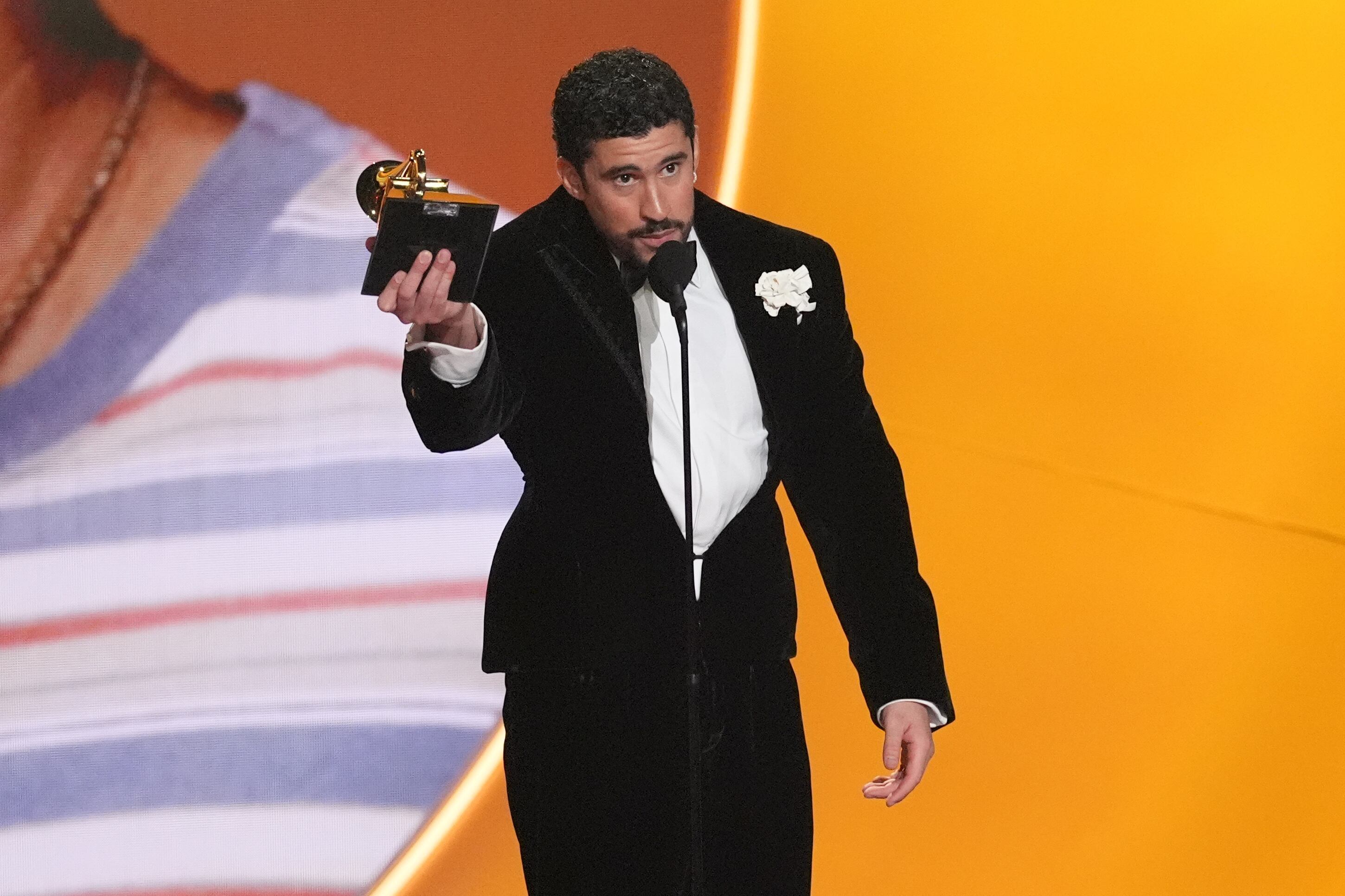 Bad Bunny acepta el premio al álbum del año por