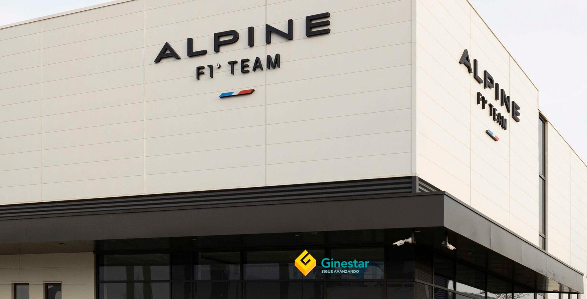 La moderna fachada de las instalaciones de Alpine F1 Team en Viry-Chatillon, Francia, exhibe su logotipo y un emblema tricolor, con el logo de Ginestar visible en la entrada (Imagen Ilustrativa Infobae)