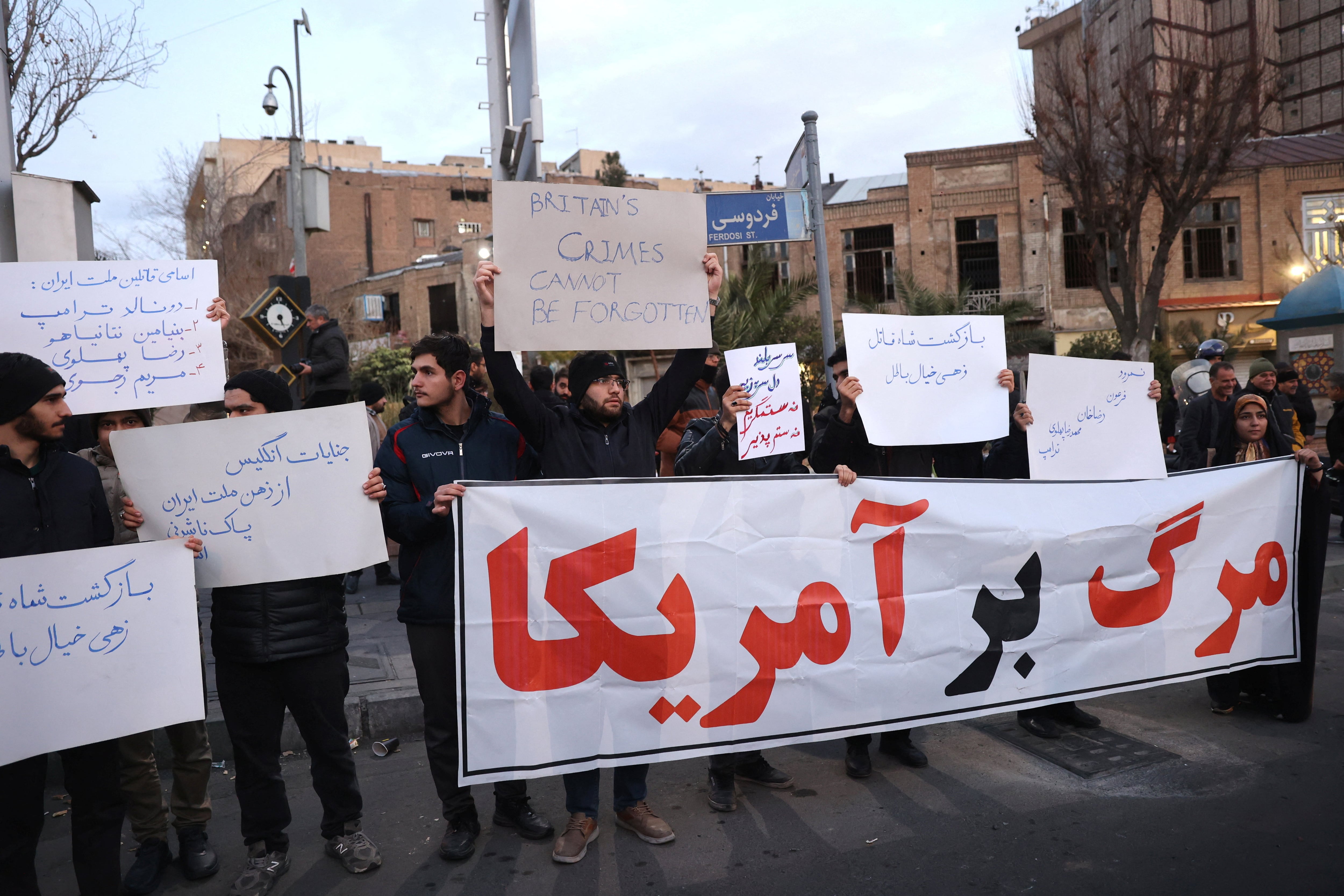Un grupo de estudiantes iraníes asiste a una protesta antigubernamental en Teherán, Irán. Majid Asgaripour/WANA (West Asia News Agency) vía REUTERS