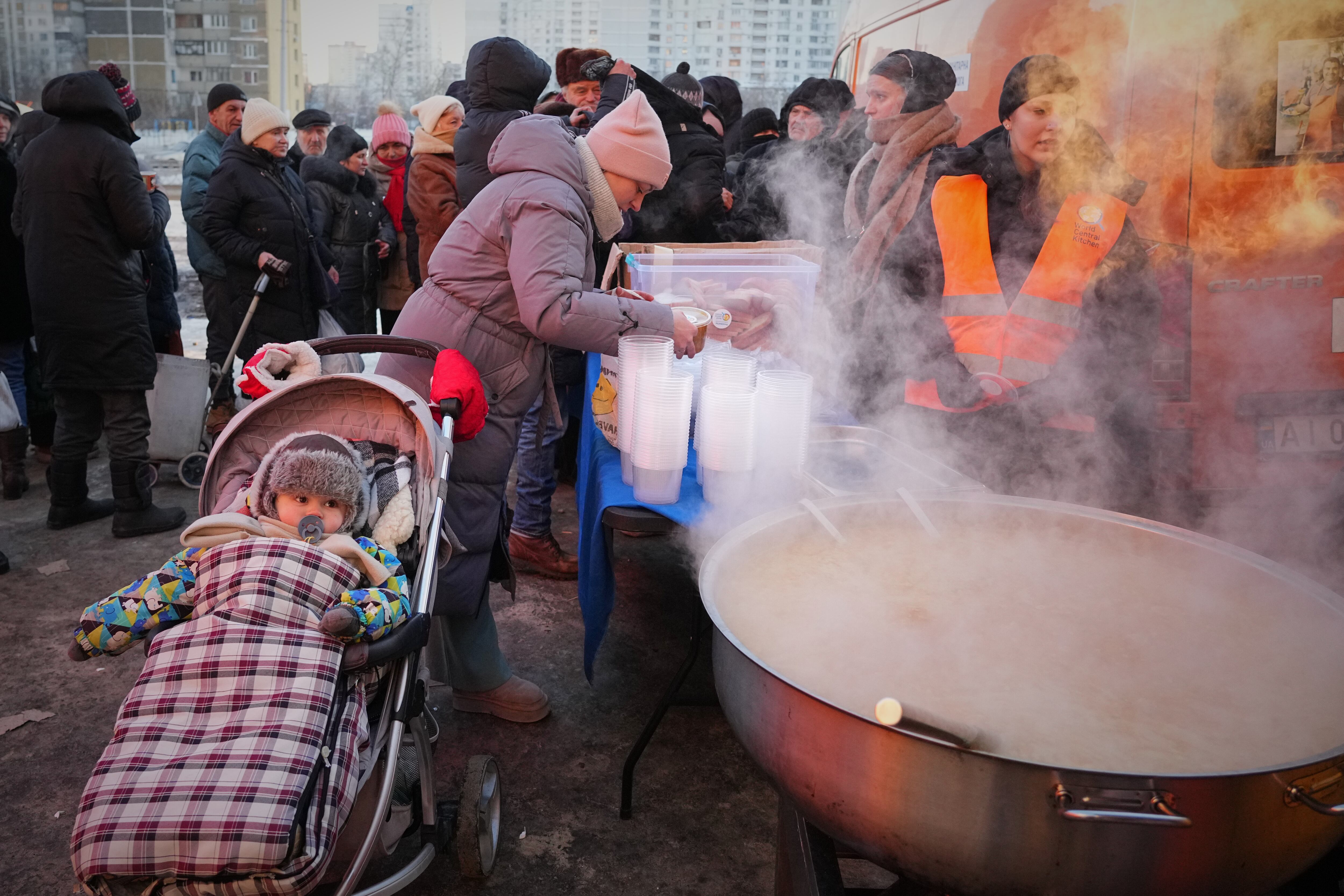 Yuliia Dolotova recibe comida caliente en un centro de distribución en Kiev, el 2 de febrero del 2026 (AP foto/Sergey Grits)