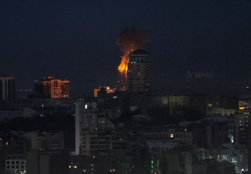 Un dron impacta un edificio de apartamentos durante un ataque con misiles y drones rusos, en Kiev (REUTERS/Gleb Garanich)